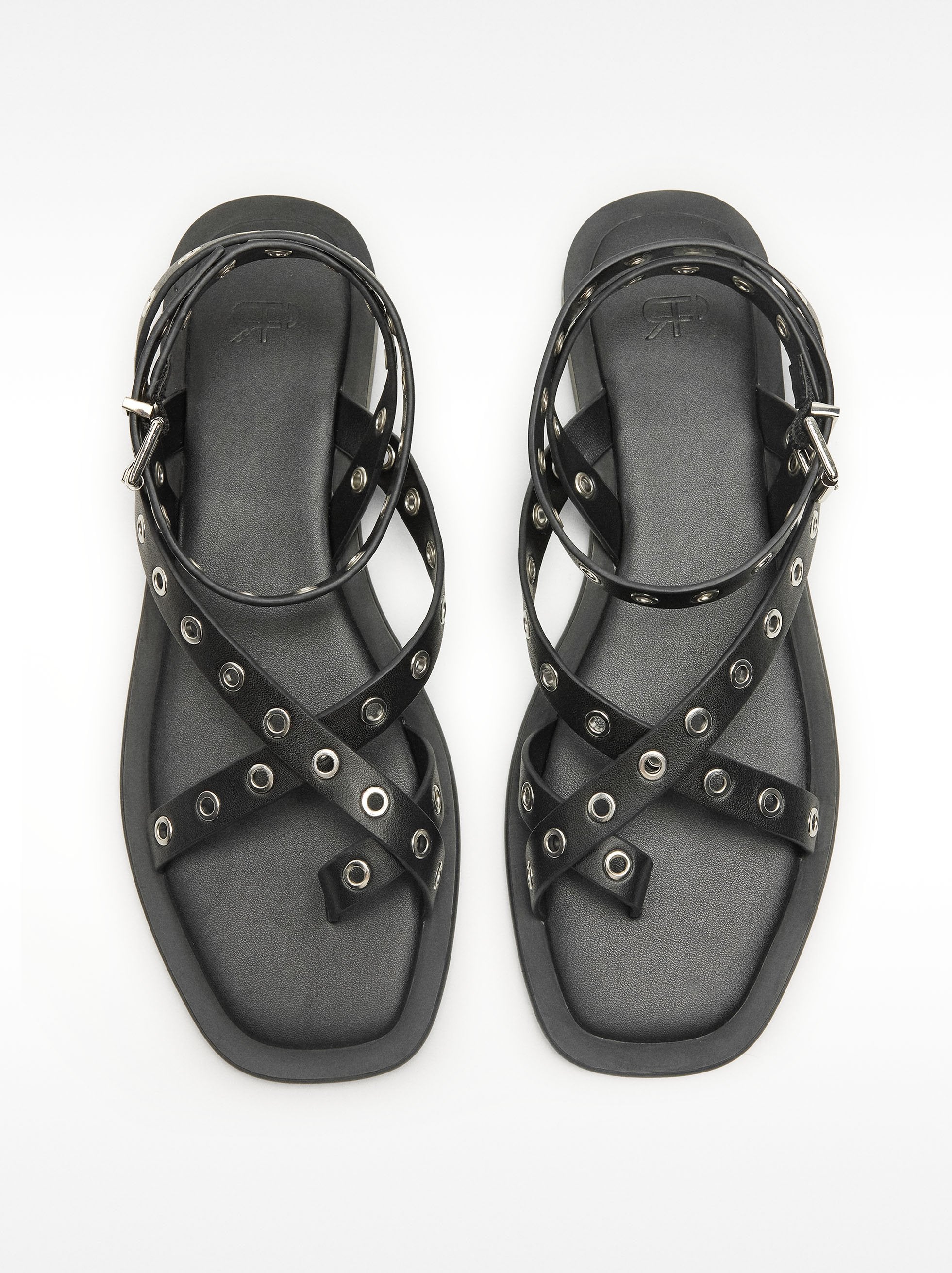 Sandalias Planas Con Tiras Y Tachuelas