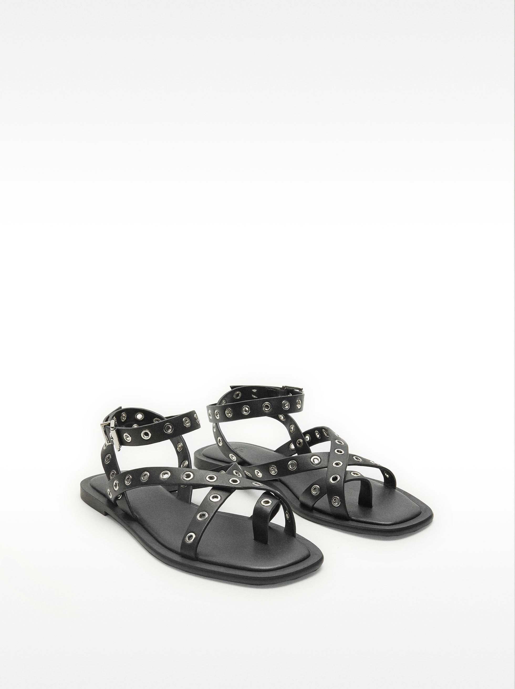 Sandalias Planas Con Tiras Y Tachuelas