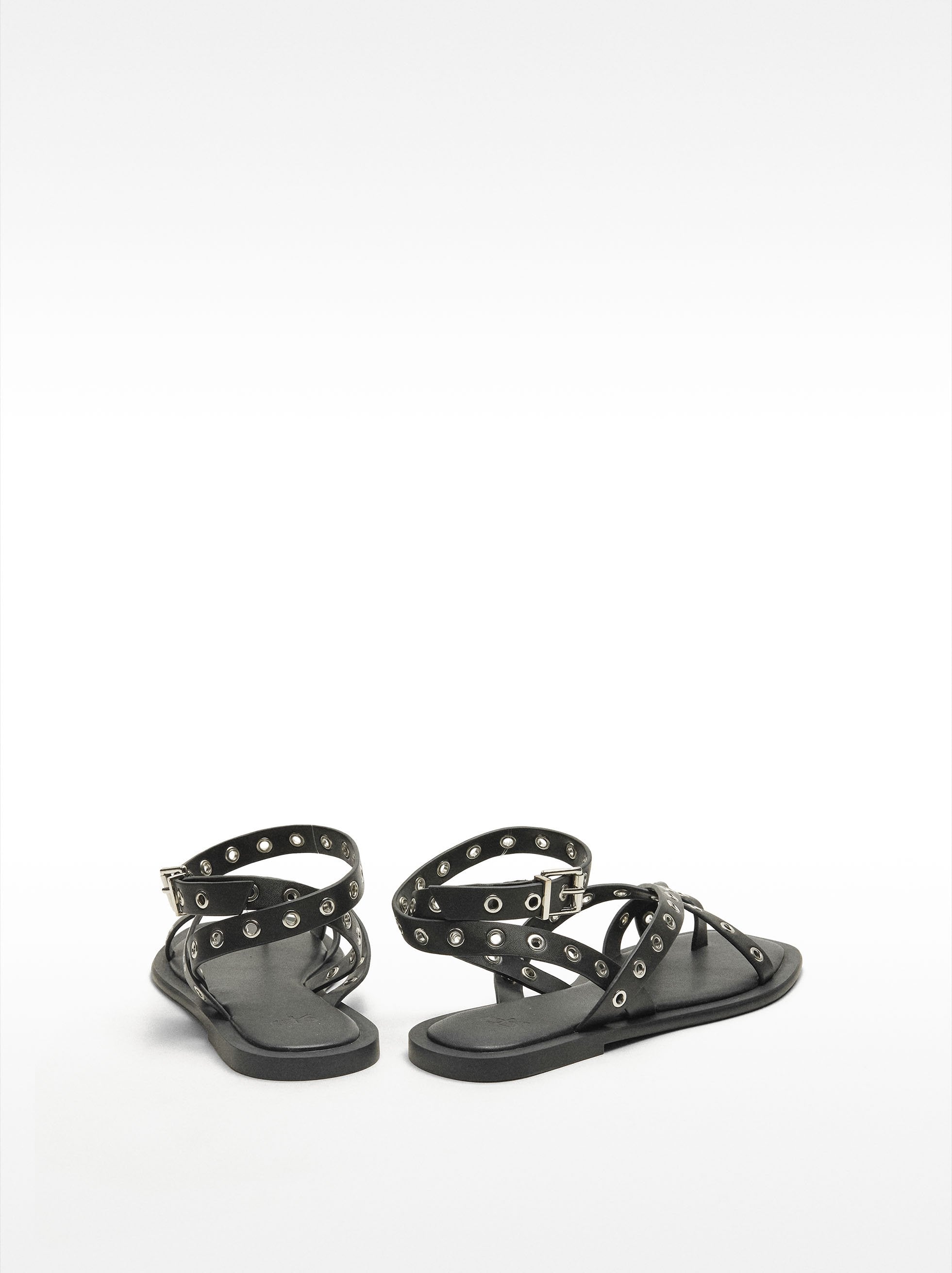 Sandalias Planas Con Tiras Y Tachuelas