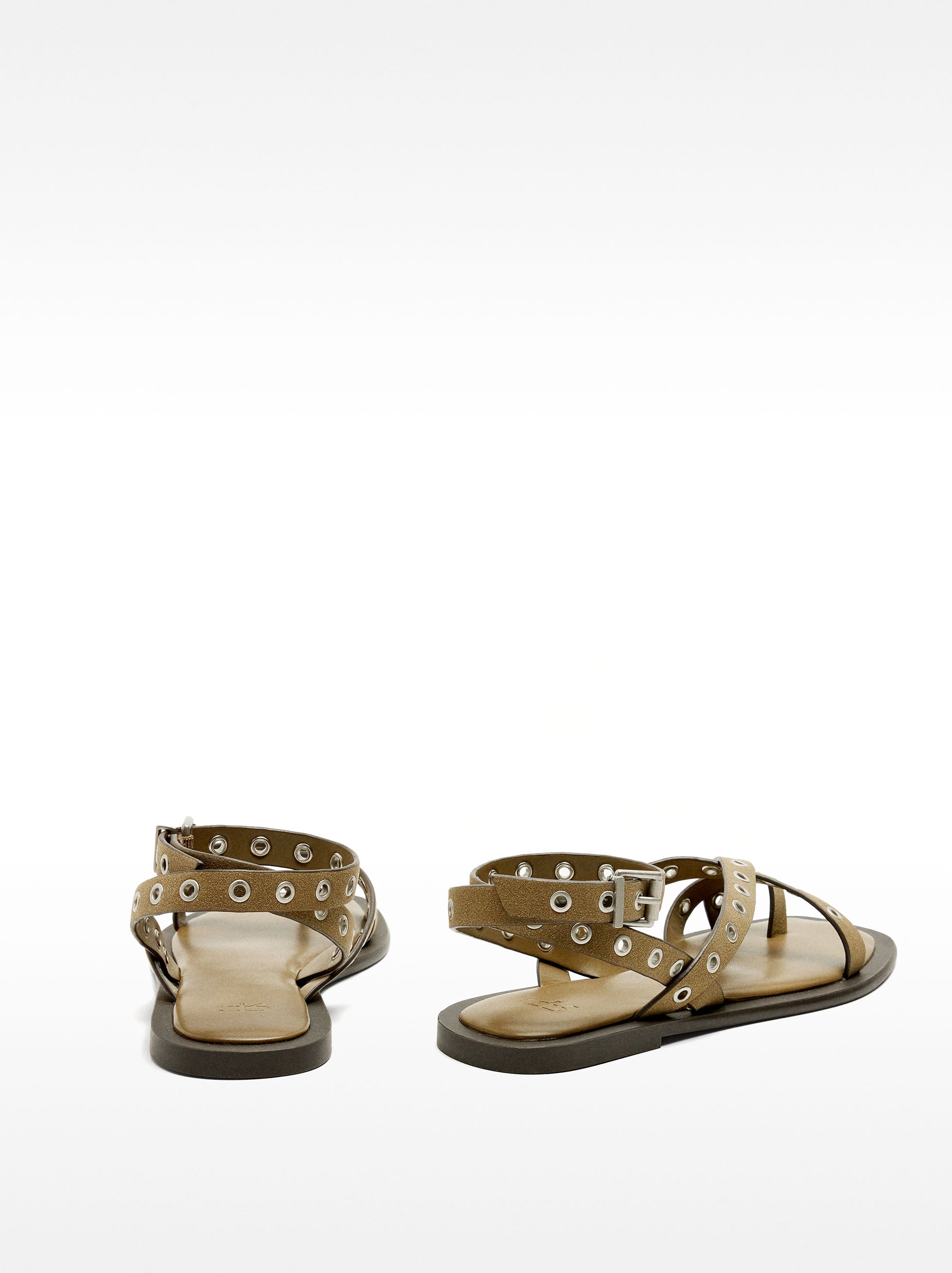 Sandalias Planas Con Tiras Y Tachuelas