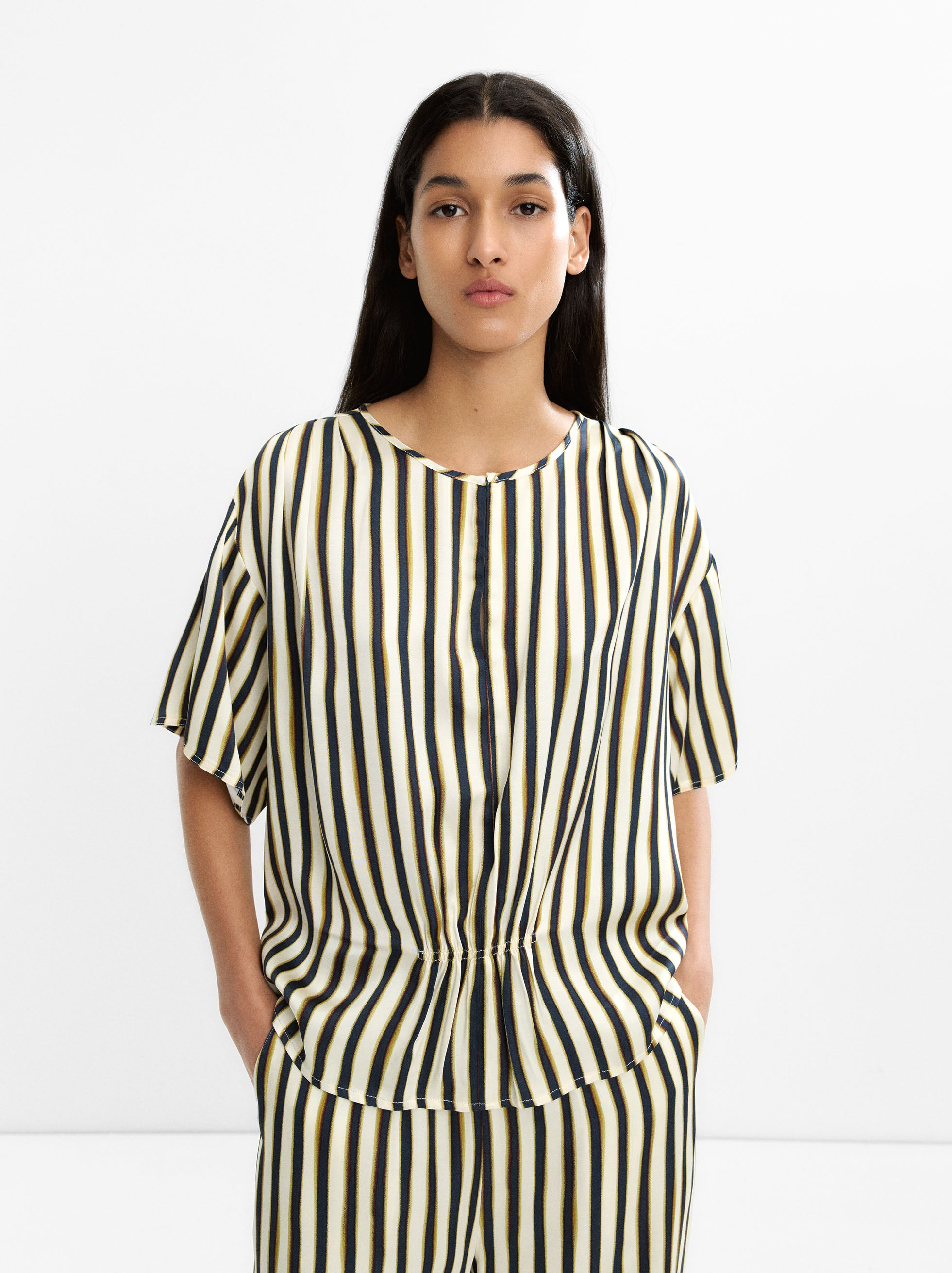 Blusa De Rayas Con Fruncido