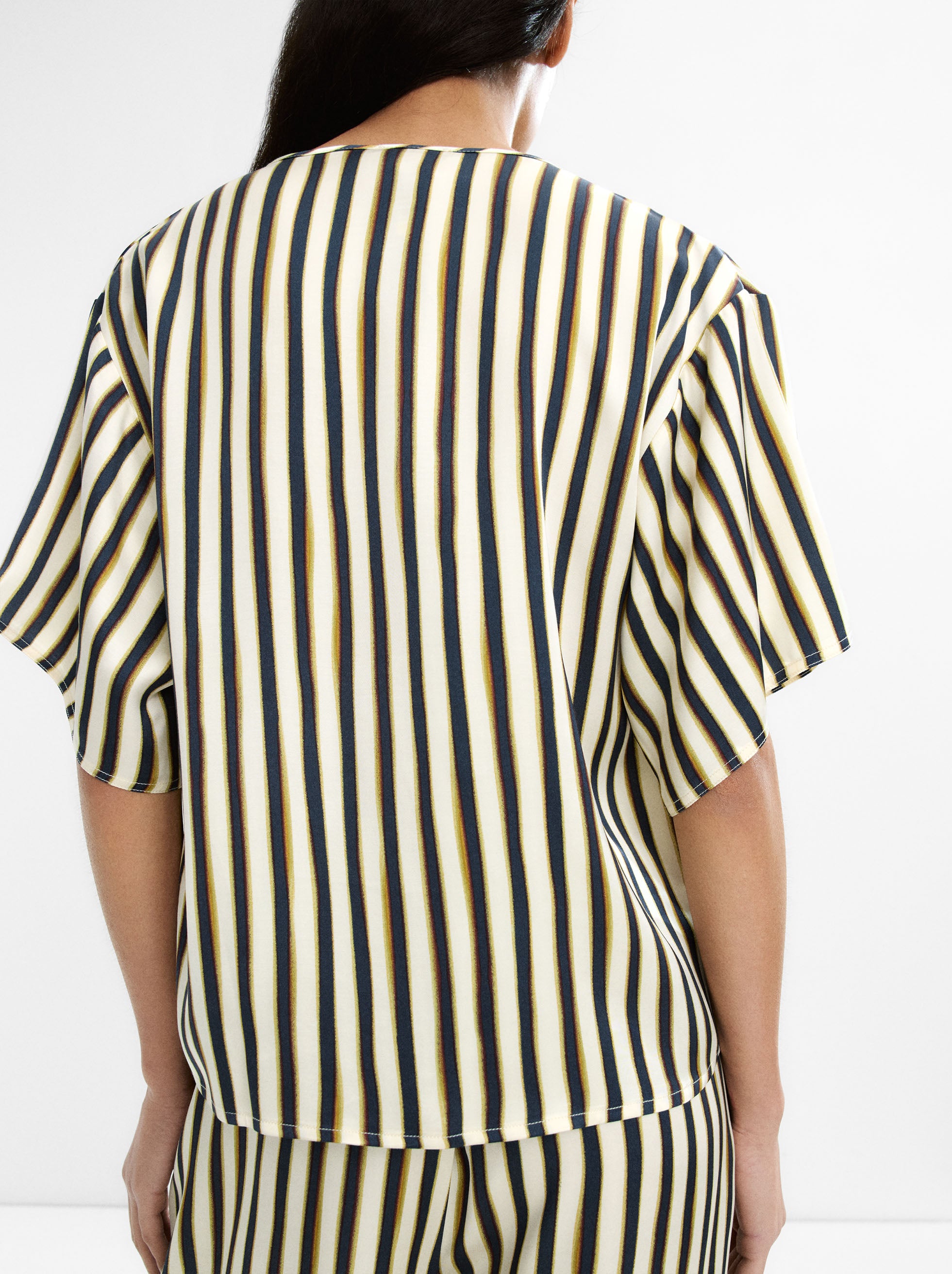 Blusa De Rayas Con Fruncido