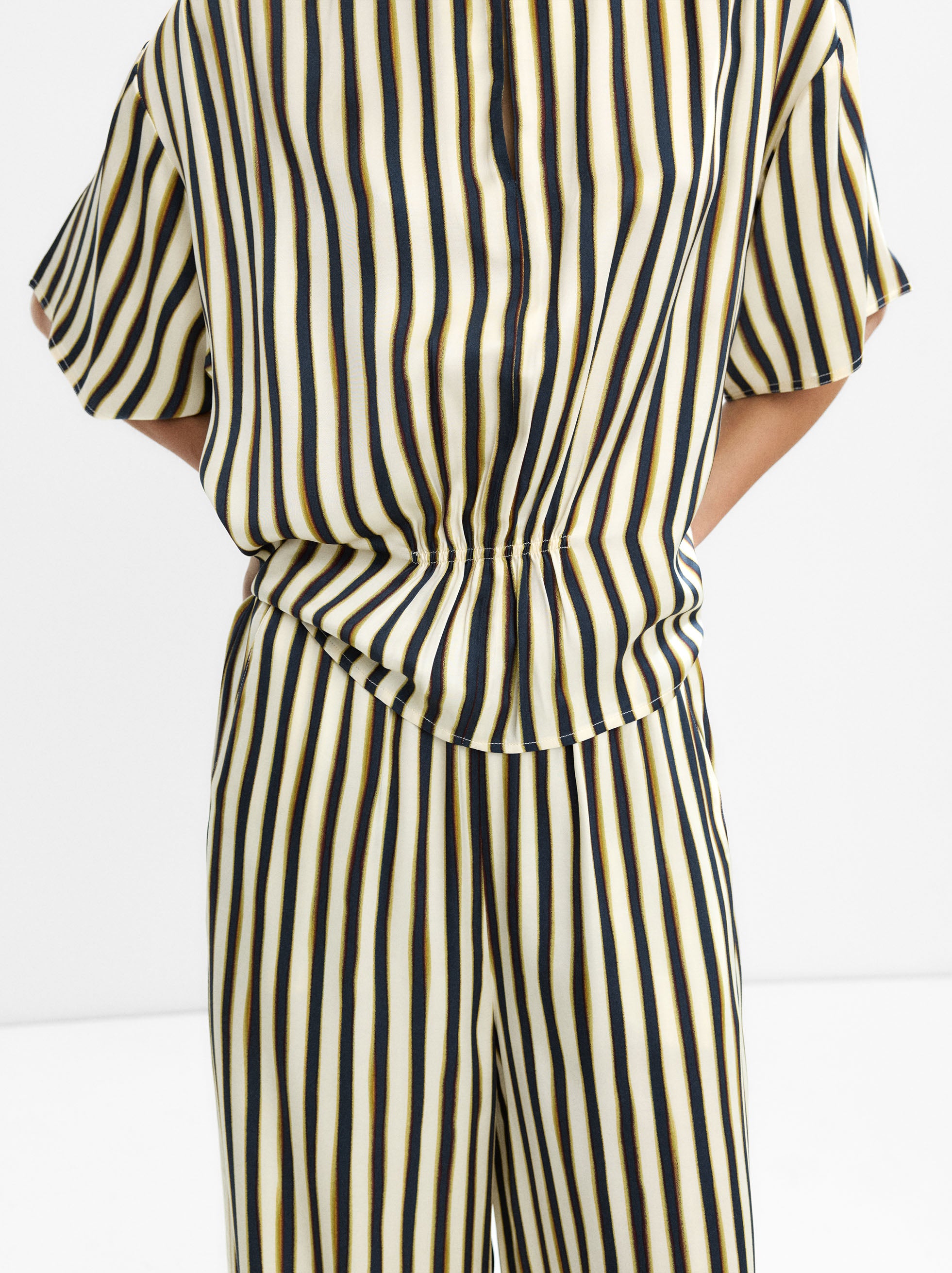 Blusa De Rayas Con Fruncido