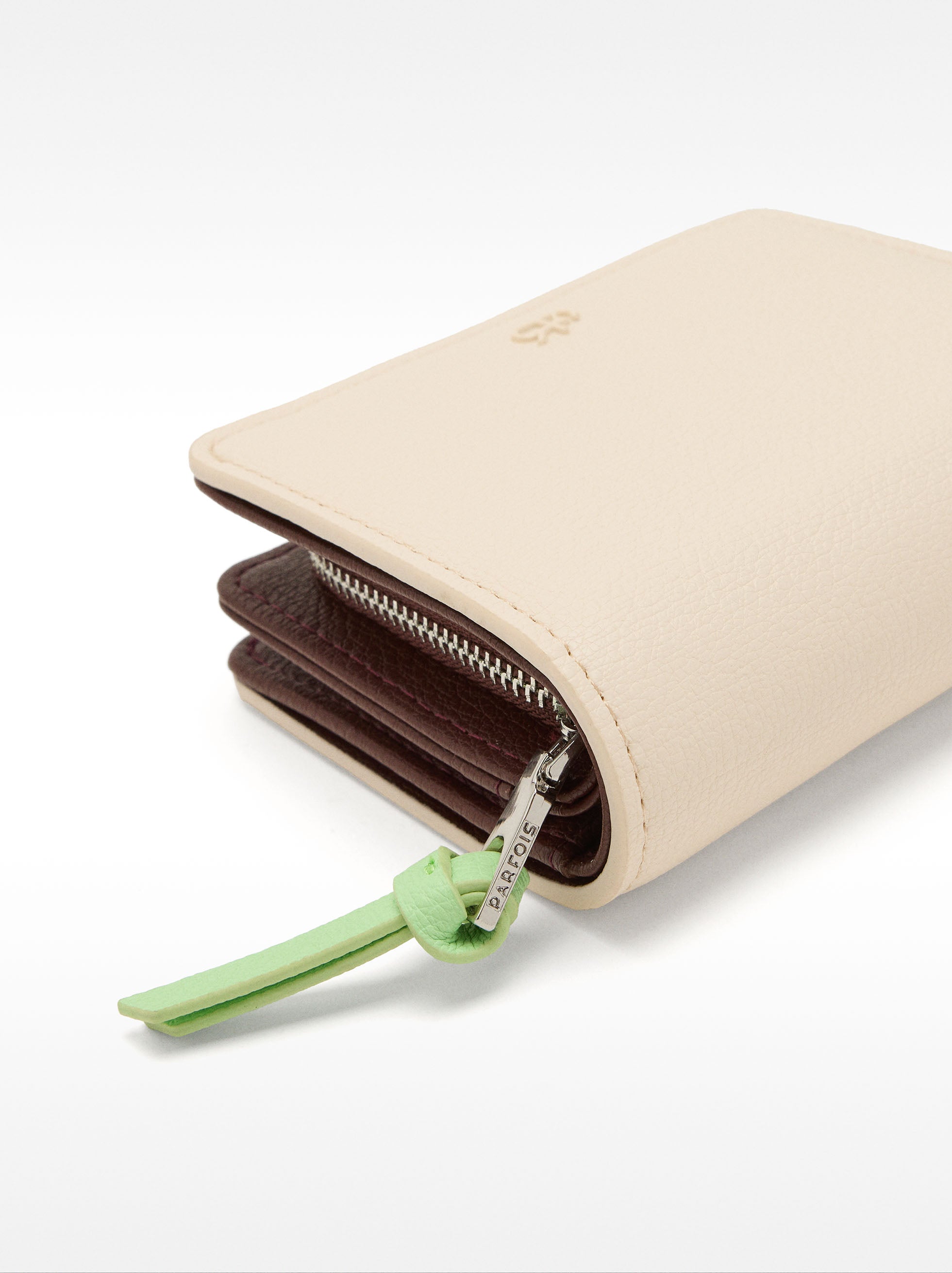 Billetera Con Textura Y Colores Contrastantes