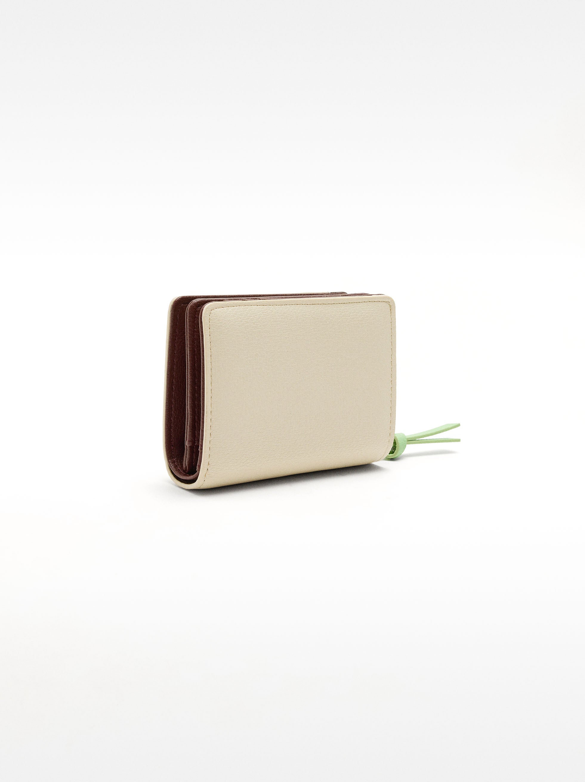 Billetera Con Textura Y Colores Contrastantes