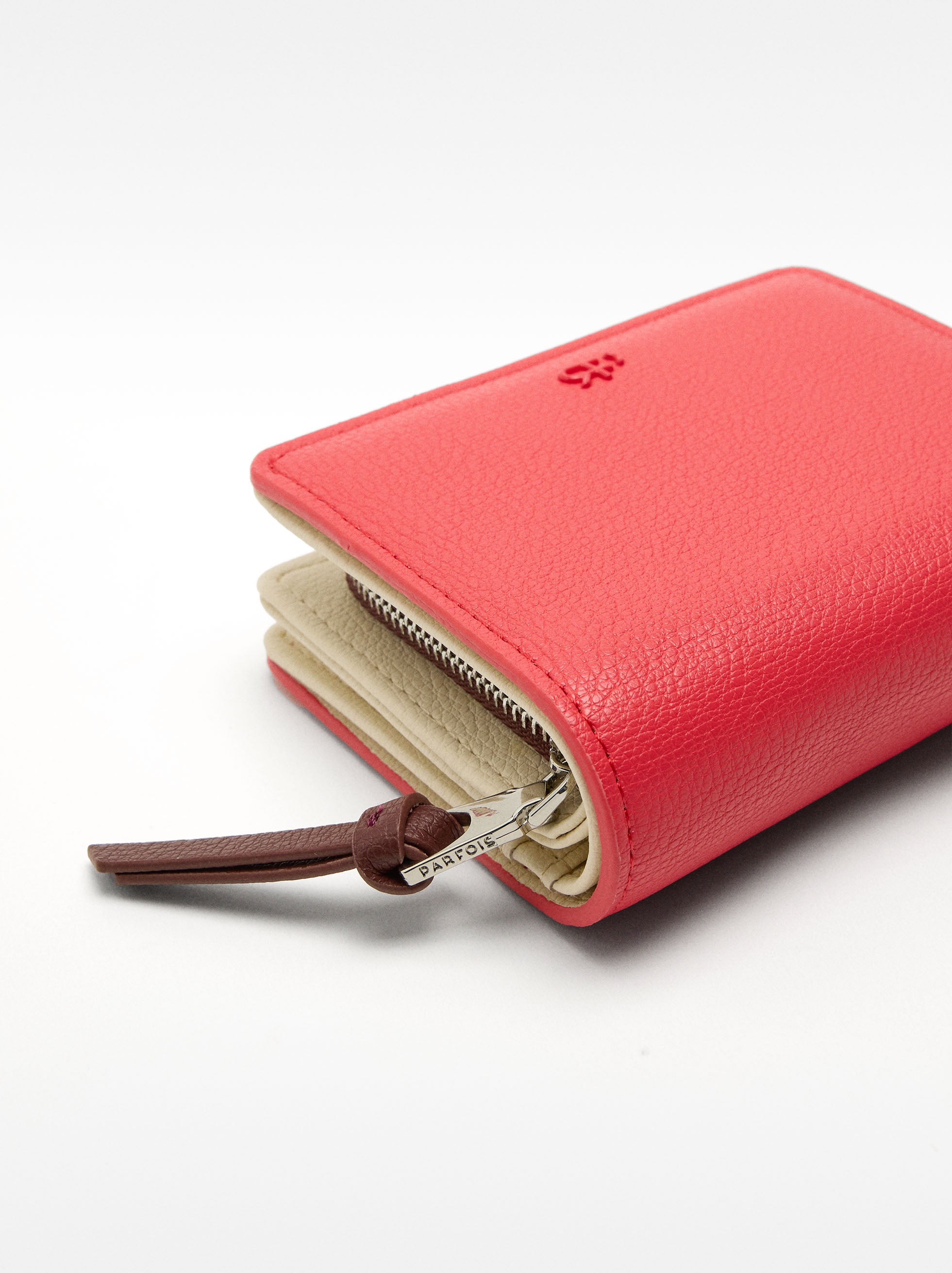 Billetera Con Textura Y Colores Contrastantes