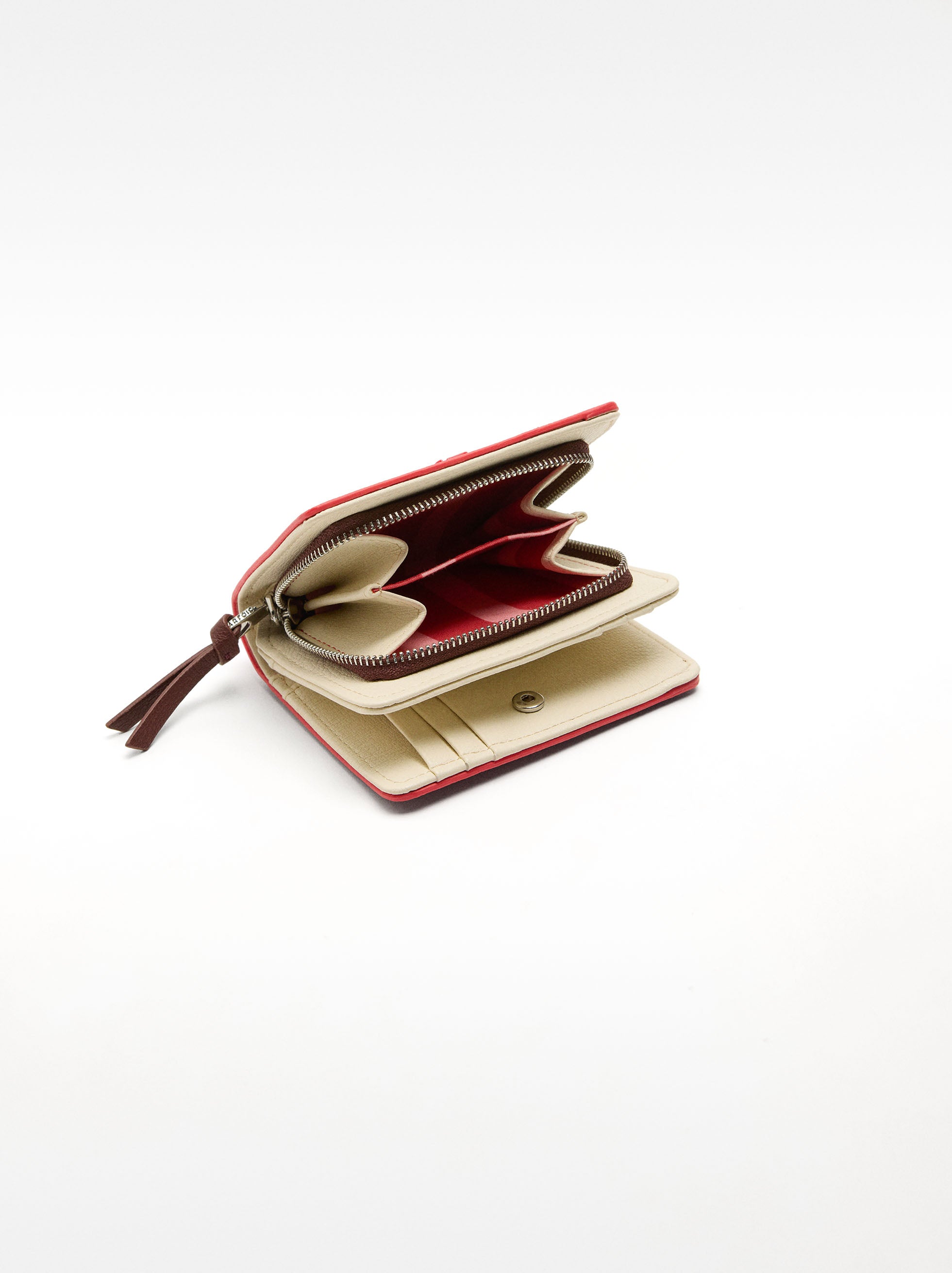 Billetera Con Textura Y Colores Contrastantes