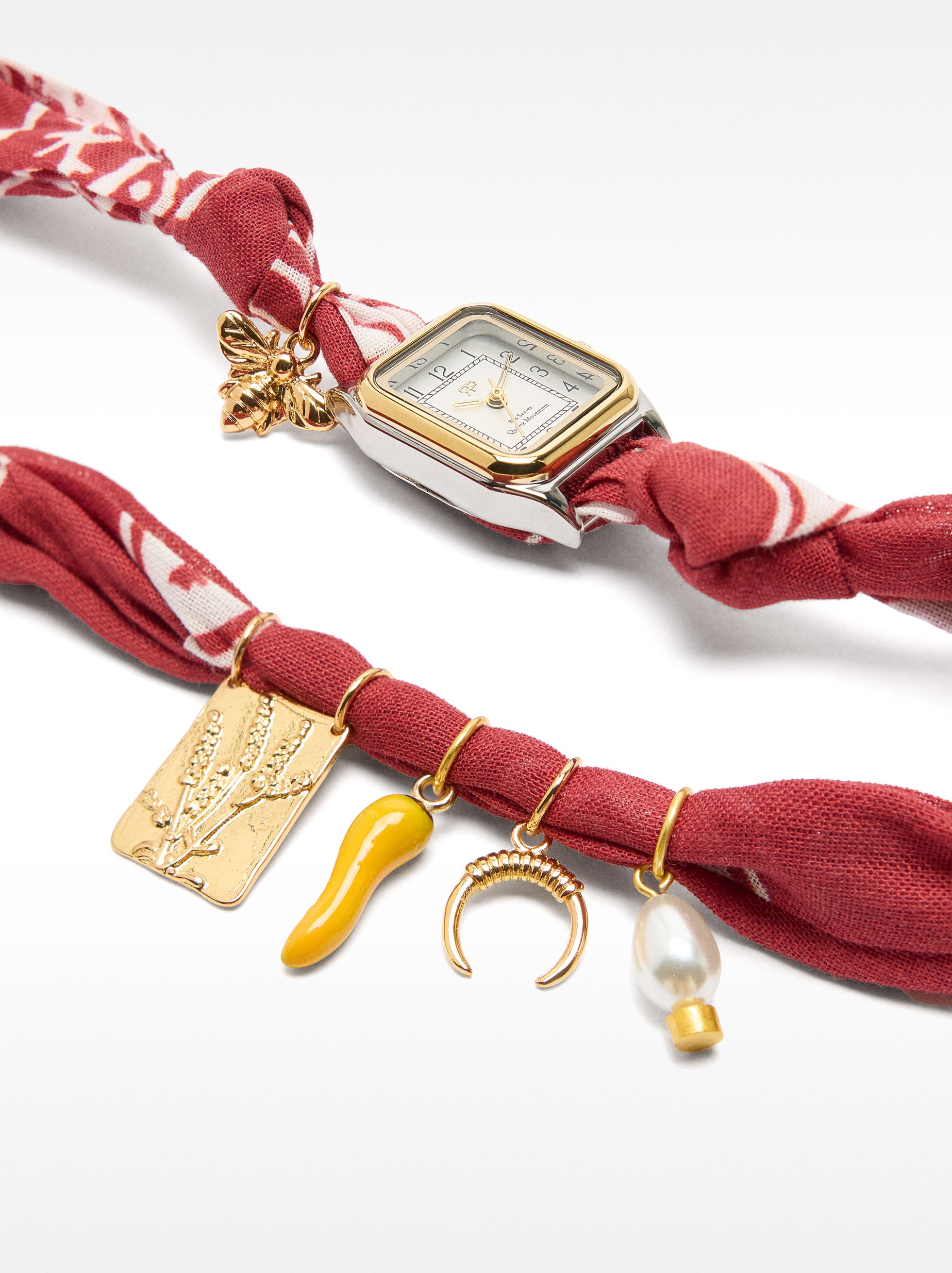 Reloj Con Correa De Tela Y Charms