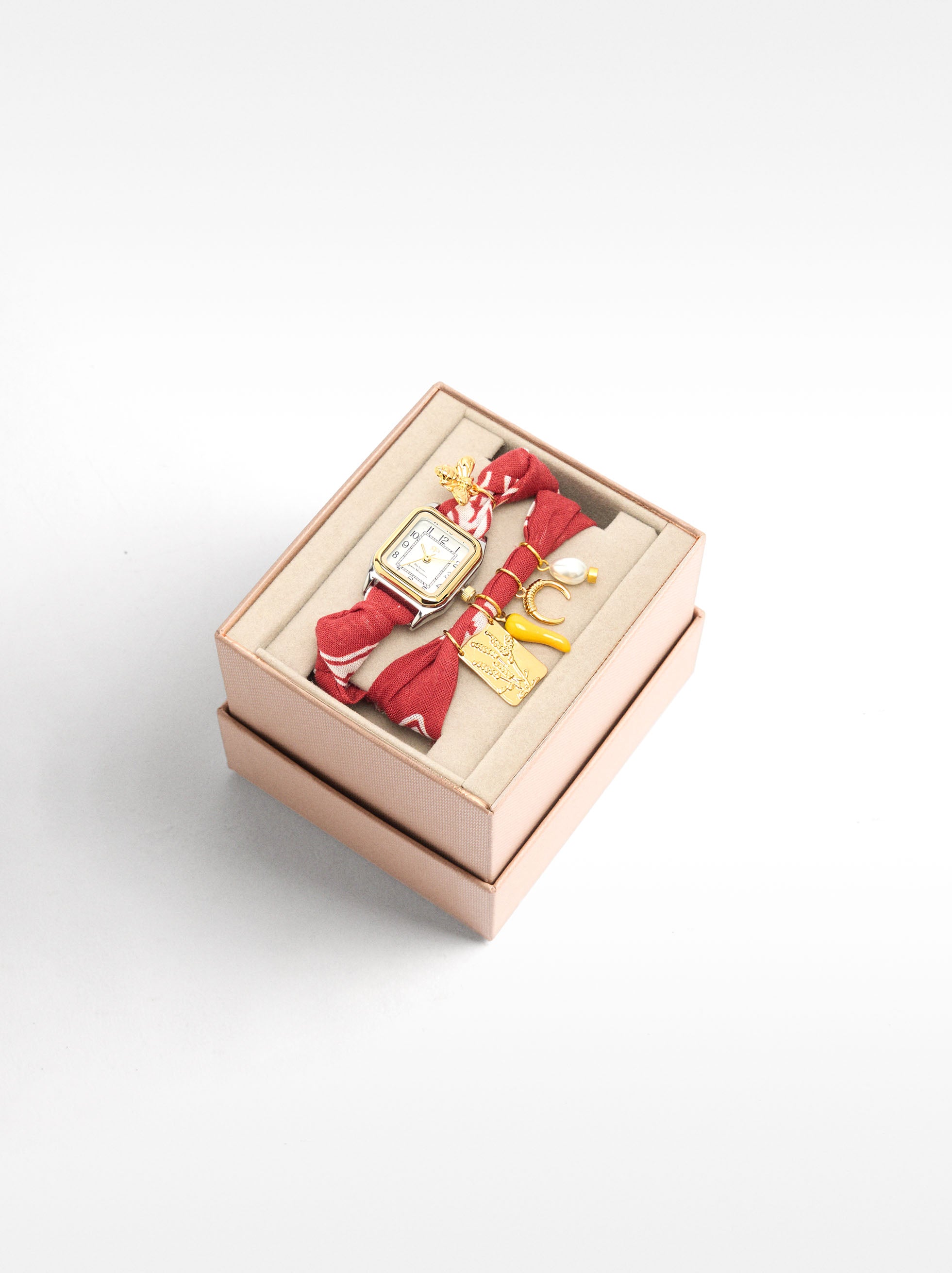 Reloj Con Correa De Tela Y Charms