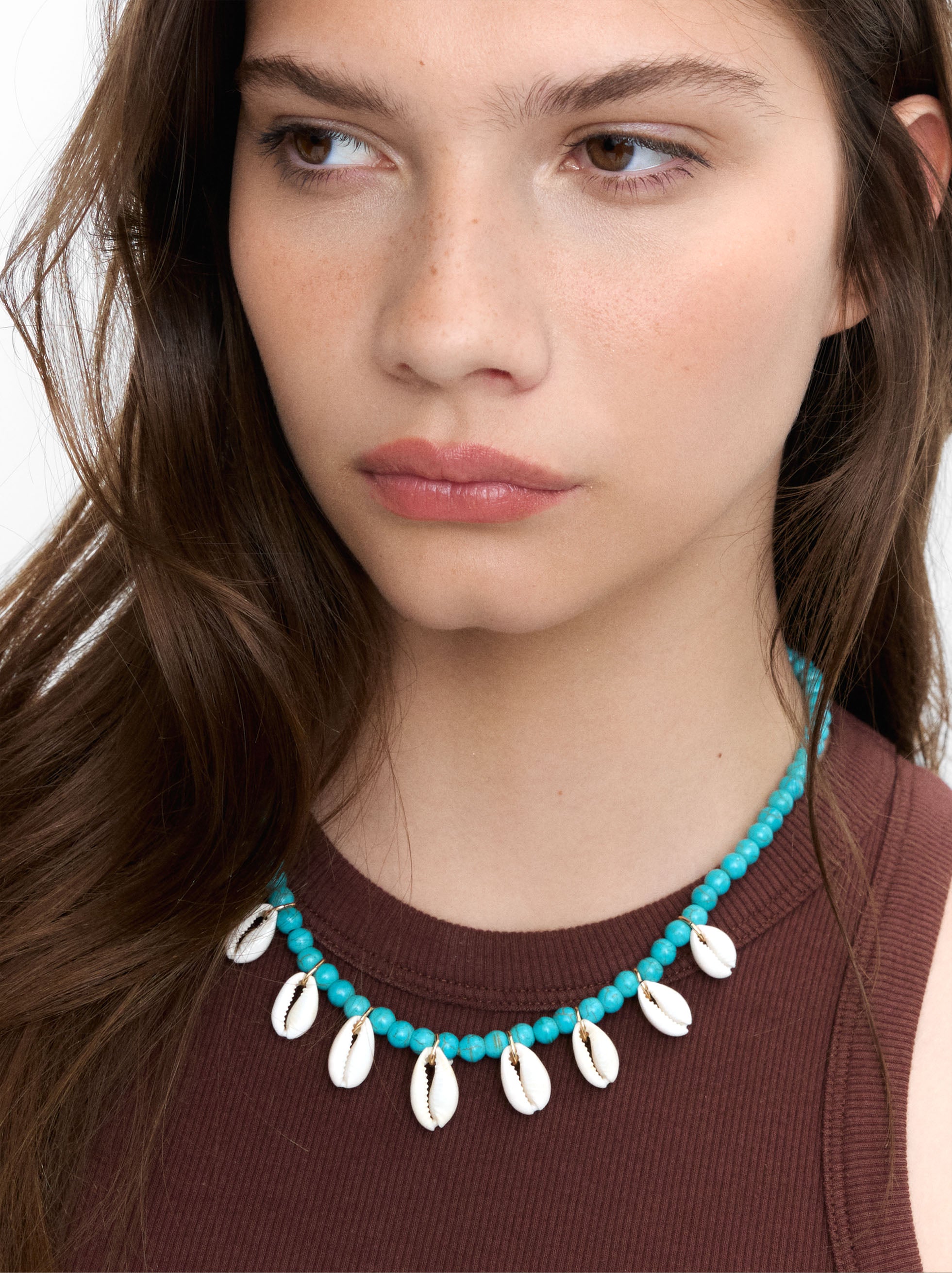 Collar Con Granos De Piedra Y Conchas