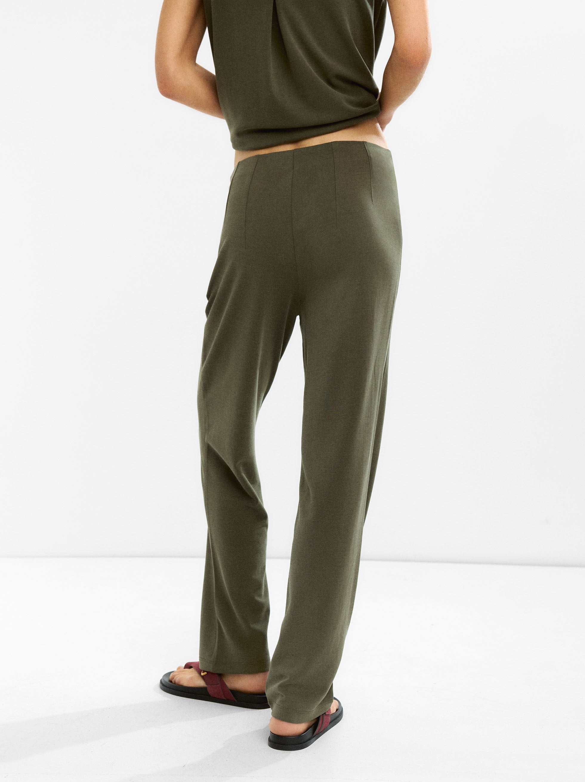 Pantalón Con Pinzas Y Cintura Elástica