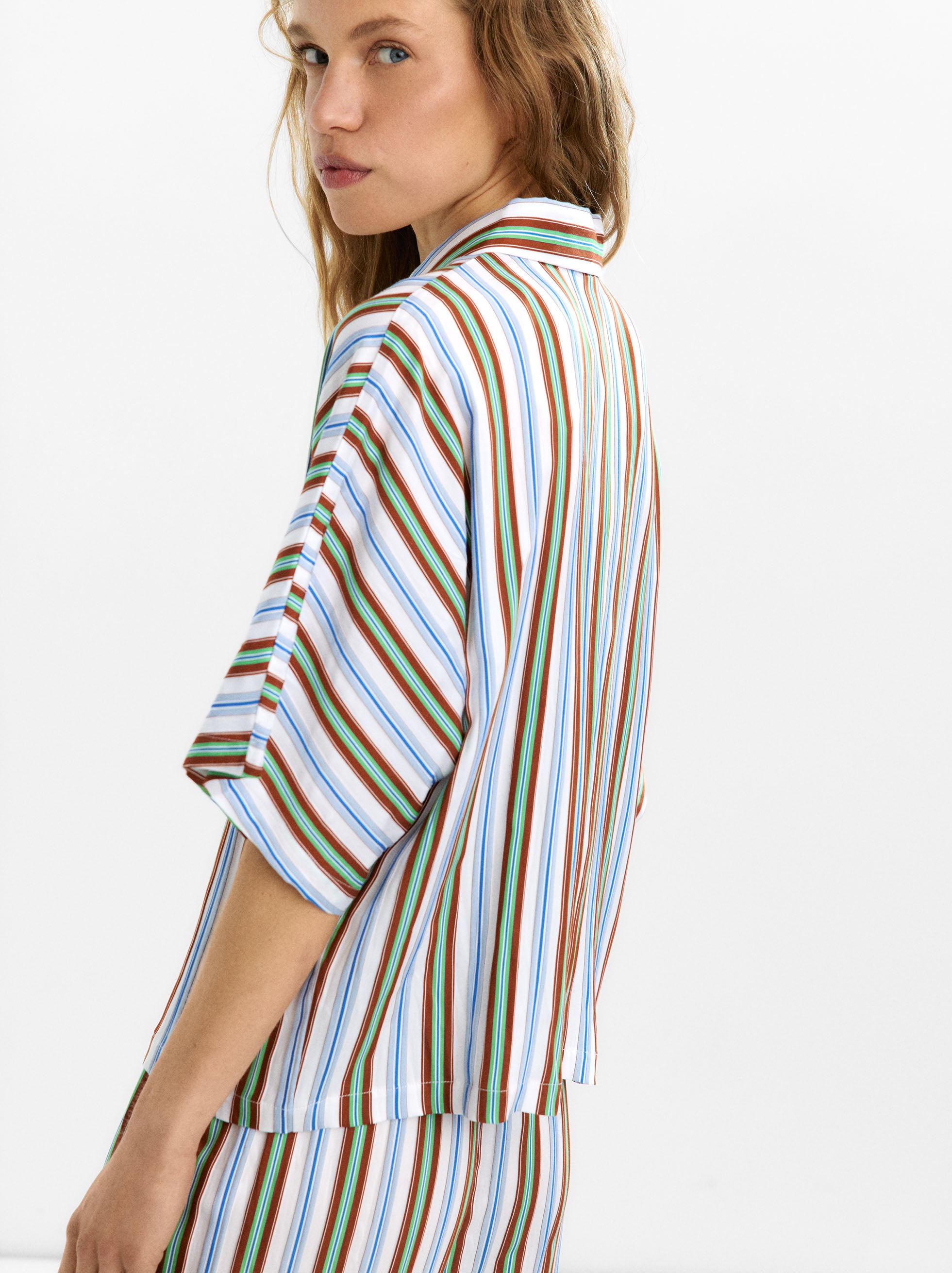 Camisa De Rayas Con Manga Corta