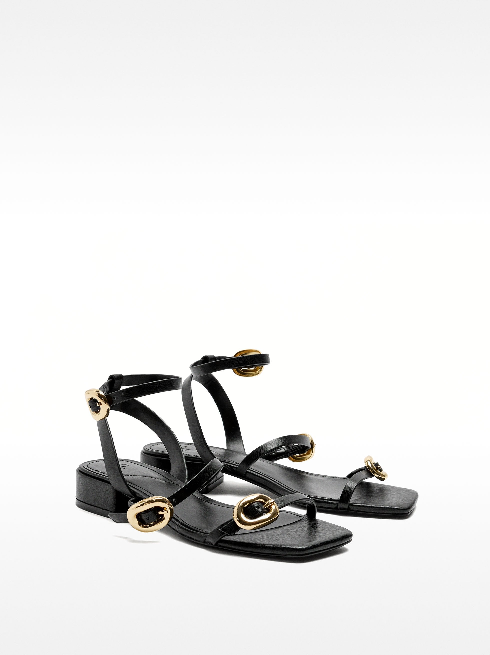 Sandalias Con Tiras Y Hebillas