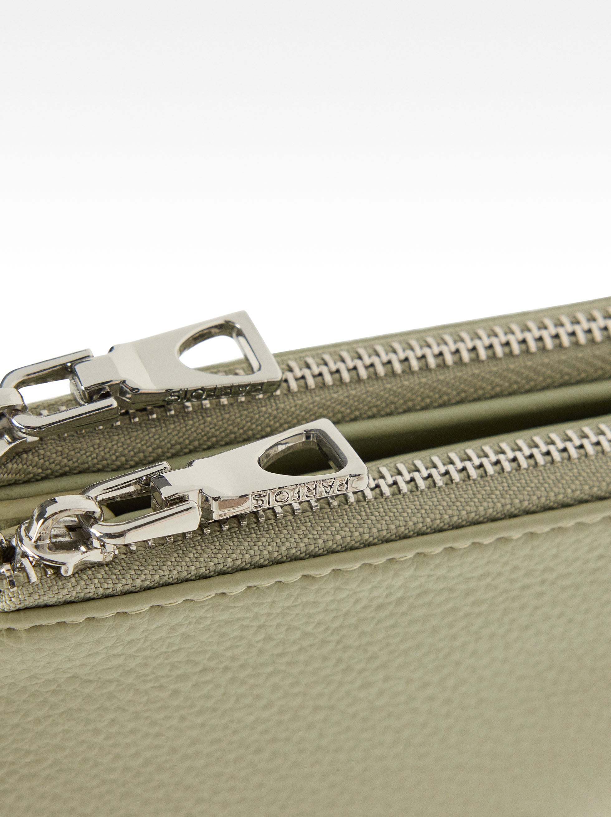 Cartera Con Textura Cierre Doble