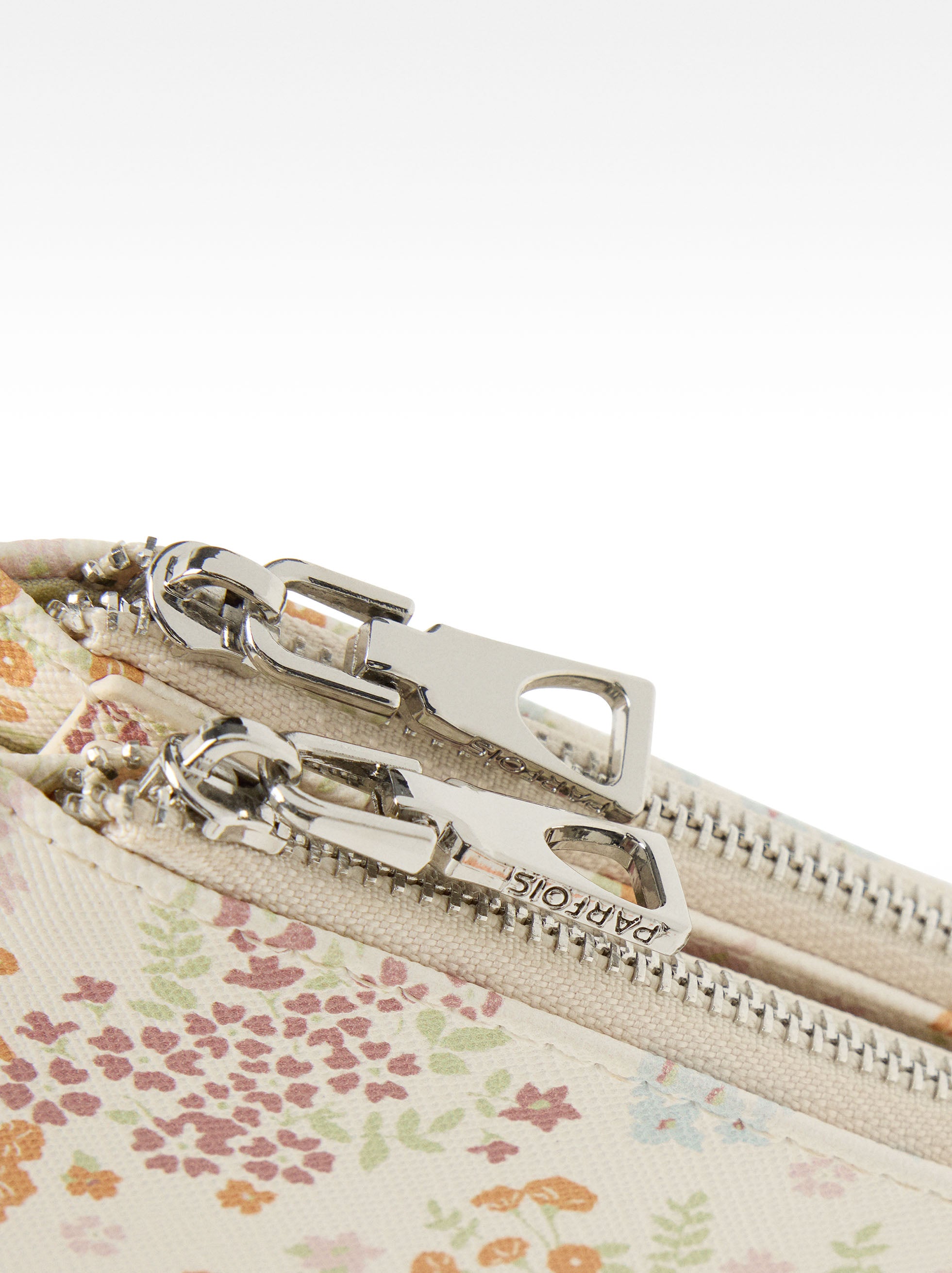 Cartera Con Textura Estampado Floral