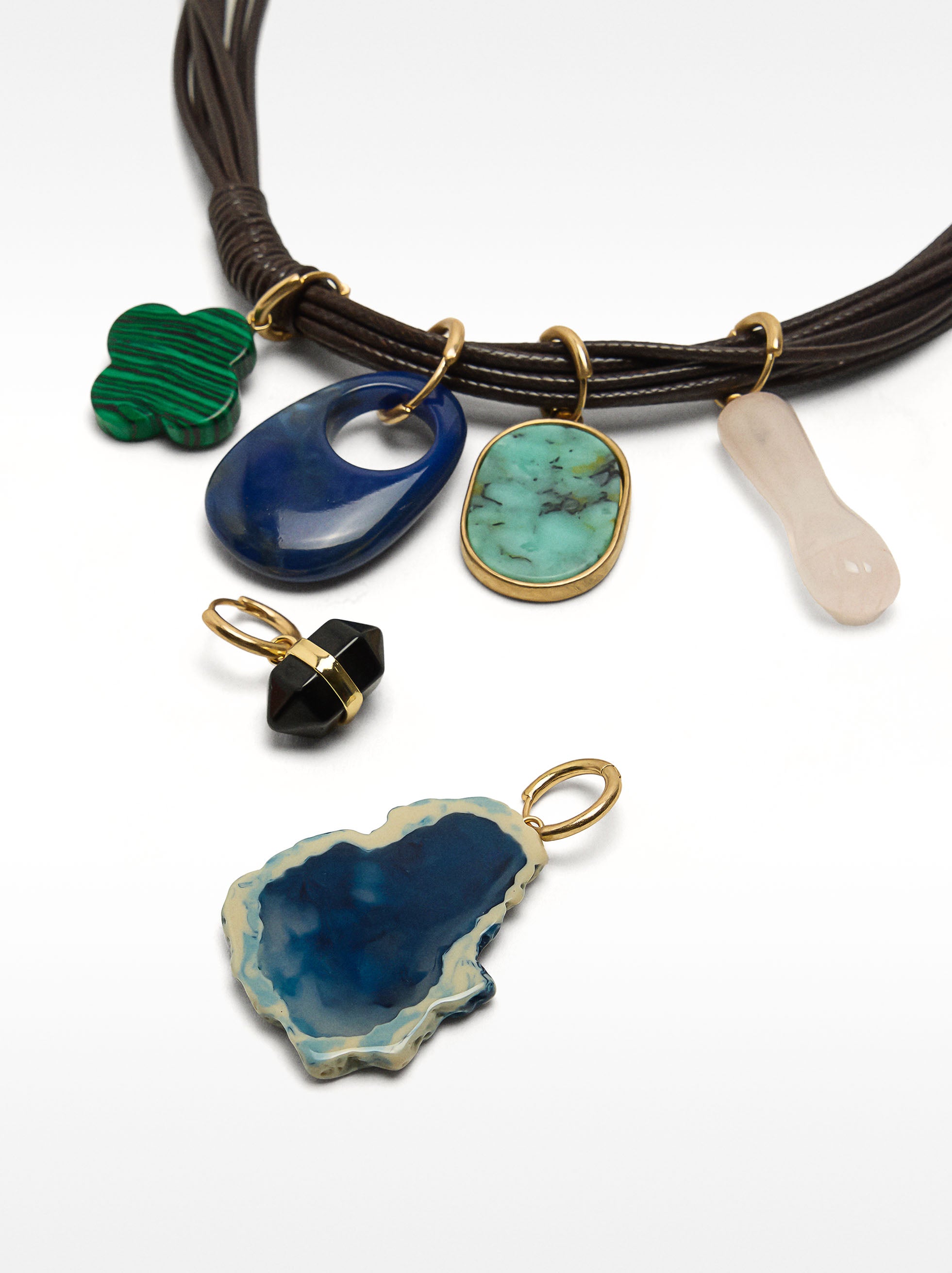 Collar Corto Con Charms De Piedra