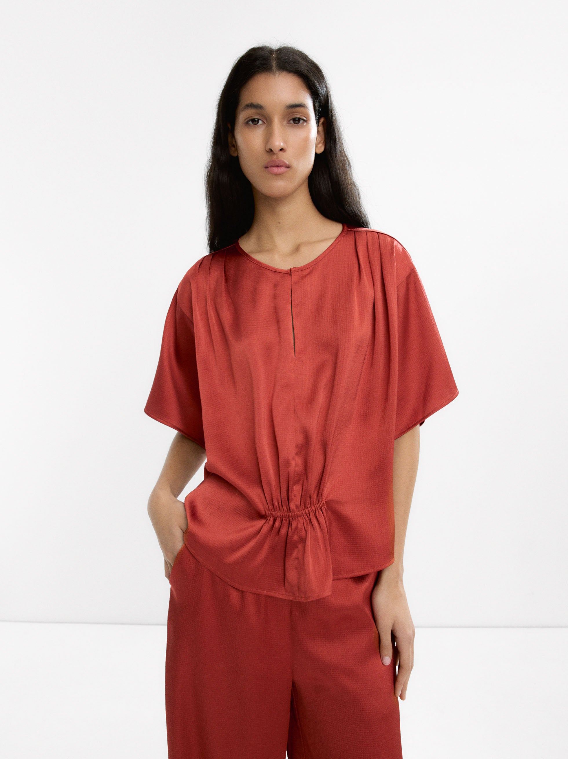 Blusa De Acetinado Con Fruncido