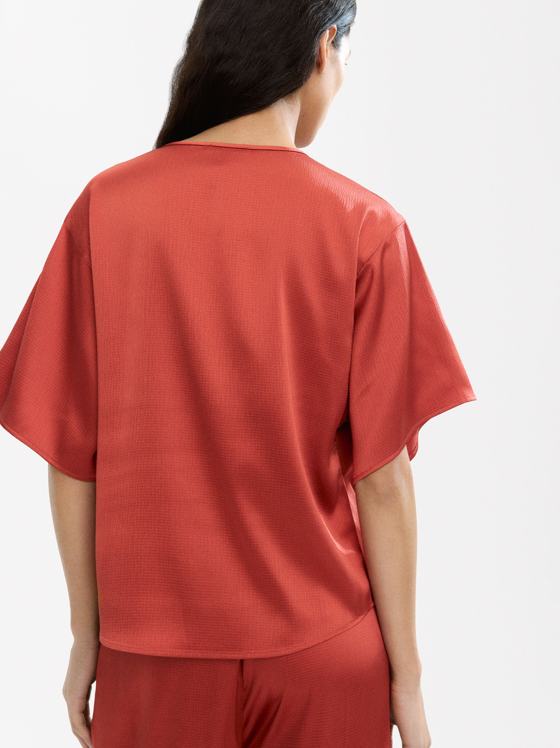 Blusa De Acetinado Con Fruncido