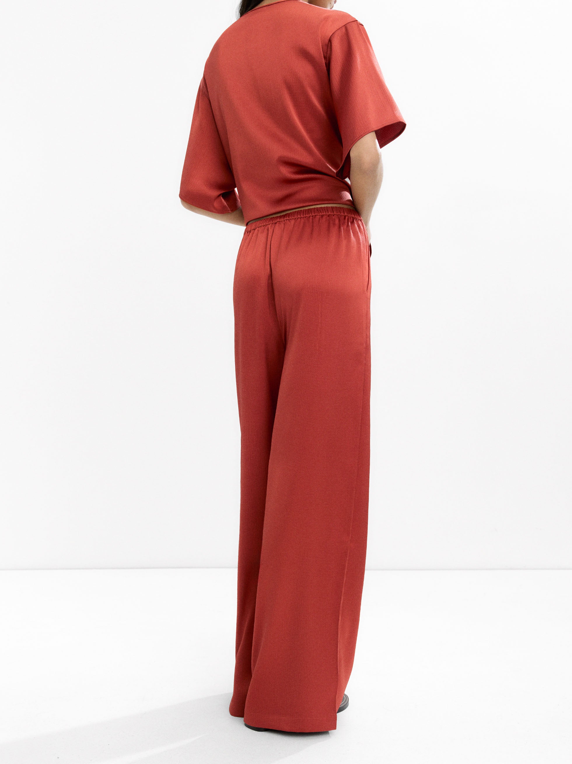 Pantalón Satinado Con Cintura Elástica