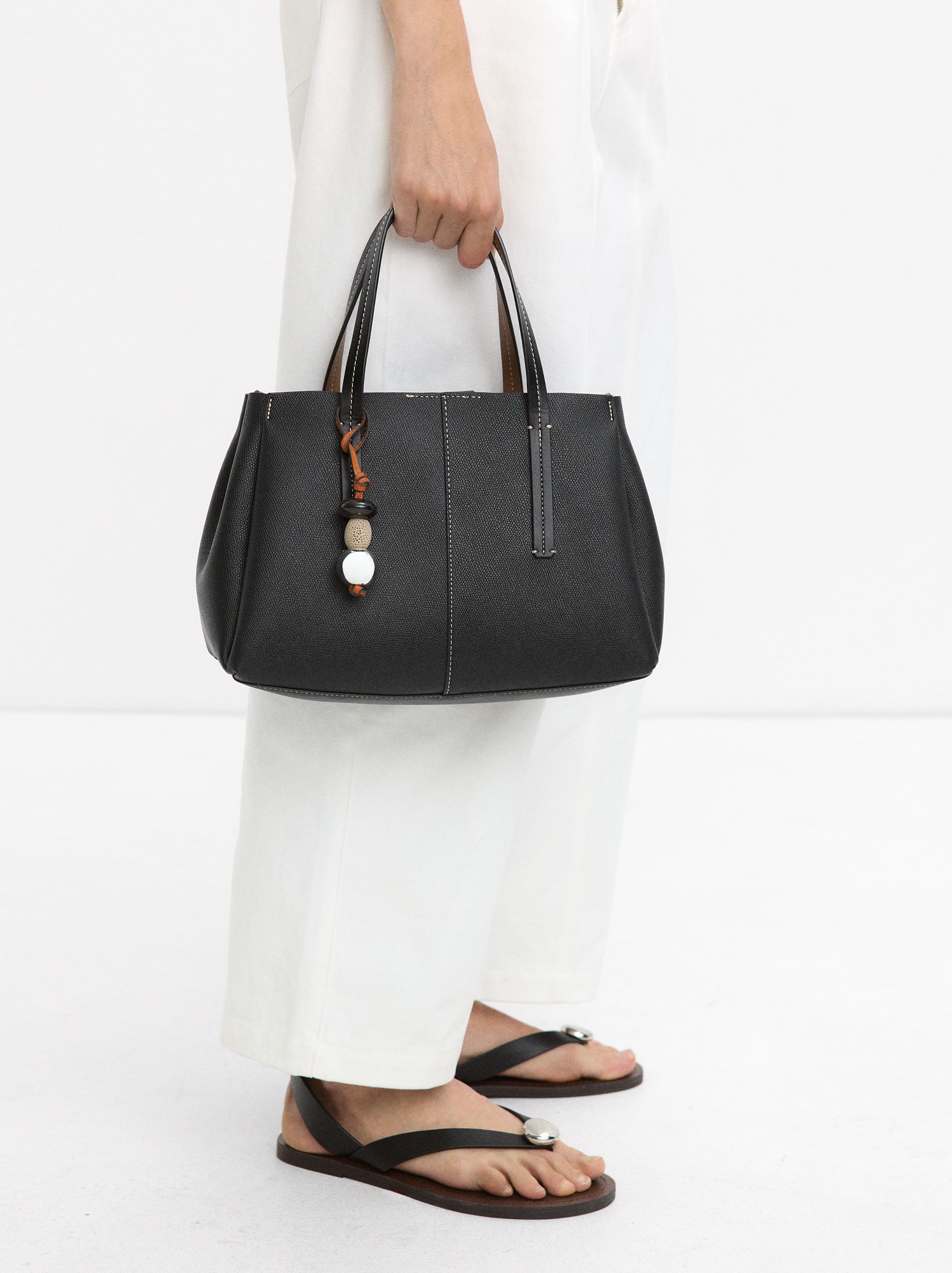 Bolso Tote Con Textura Y Colgante