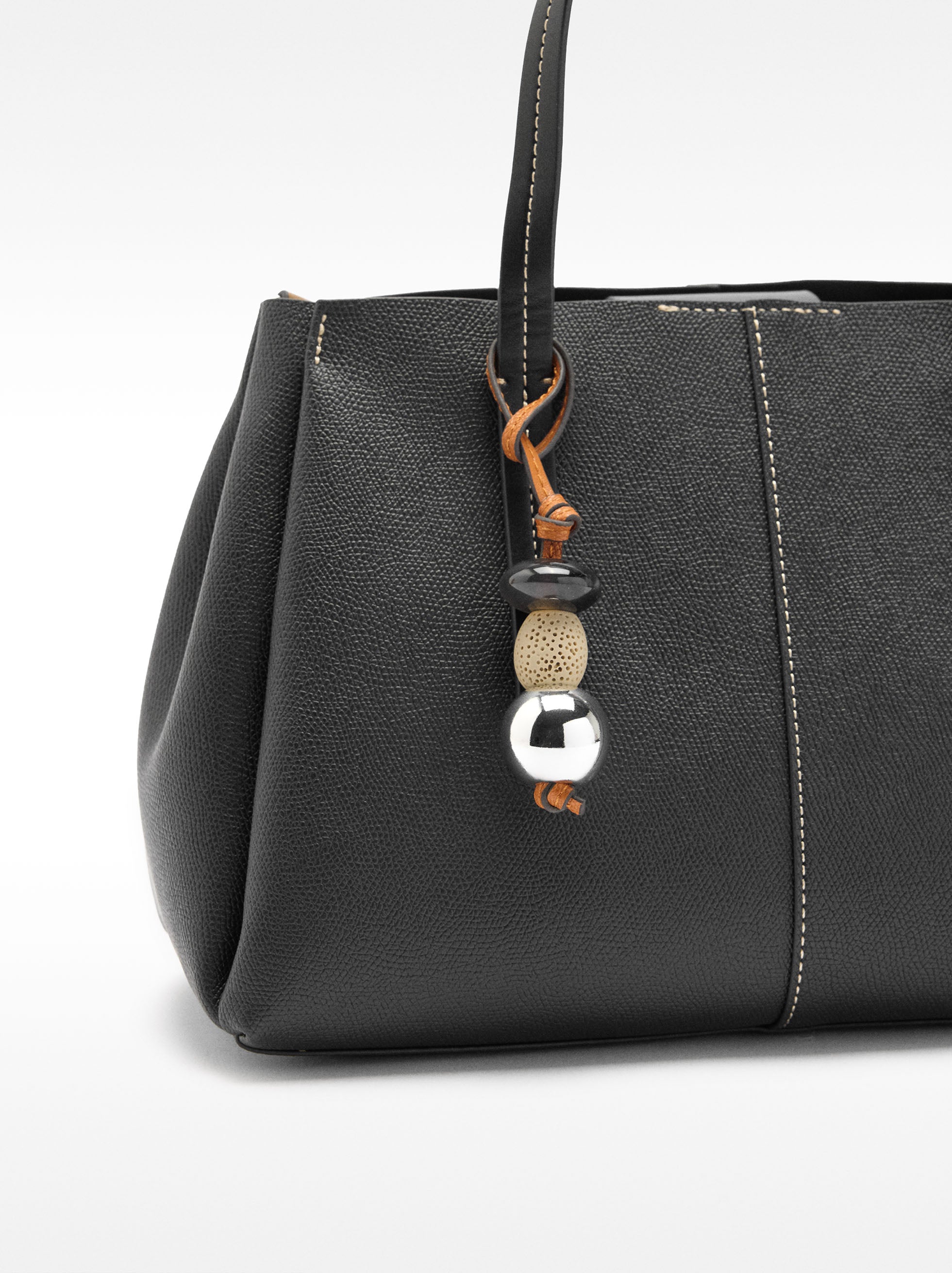 Bolso Tote Con Textura Y Colgante