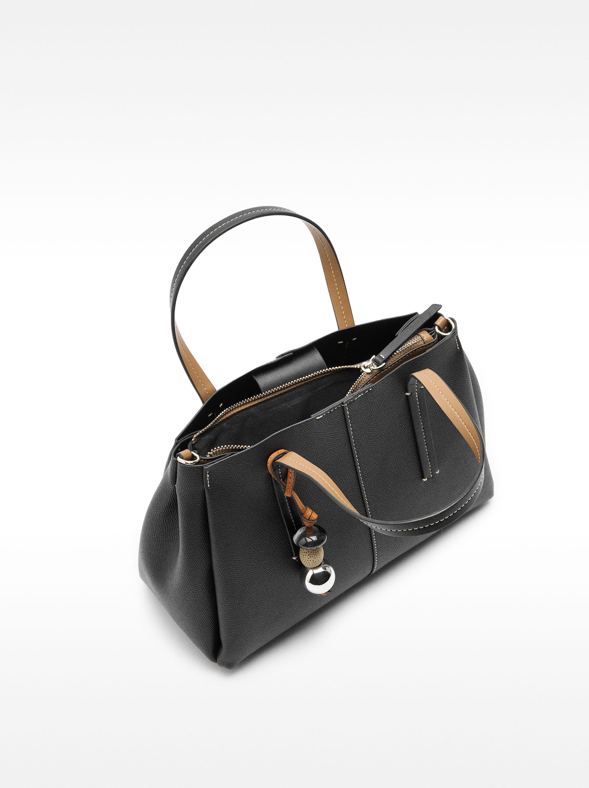 Bolso Tote Con Textura Y Colgante