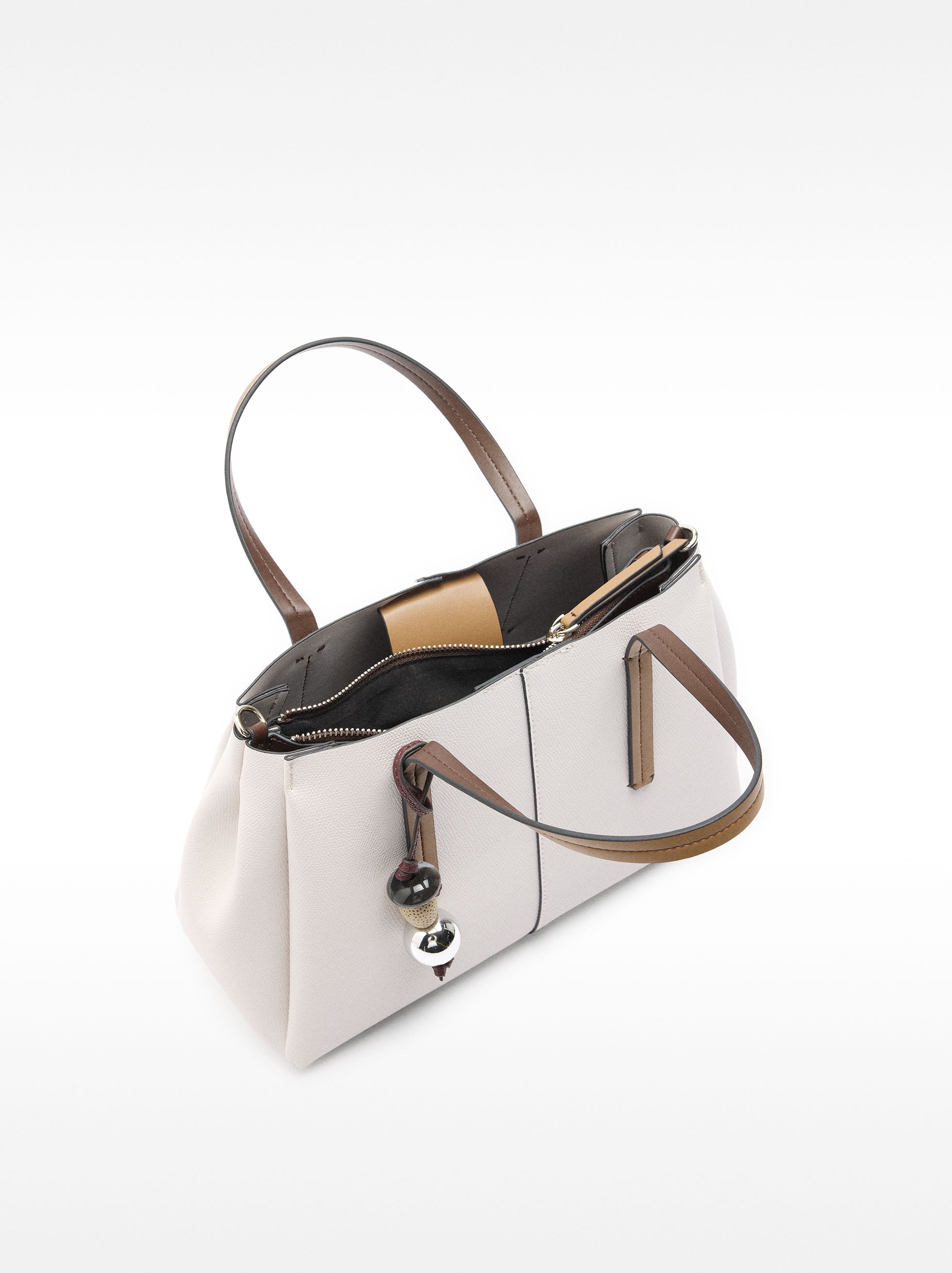 Bolso Tote Con Textura Y Colgante