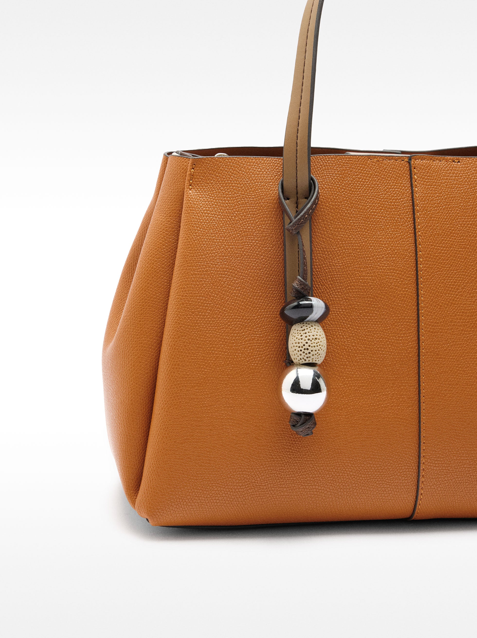 Bolso Tote Con Textura Y Colgante