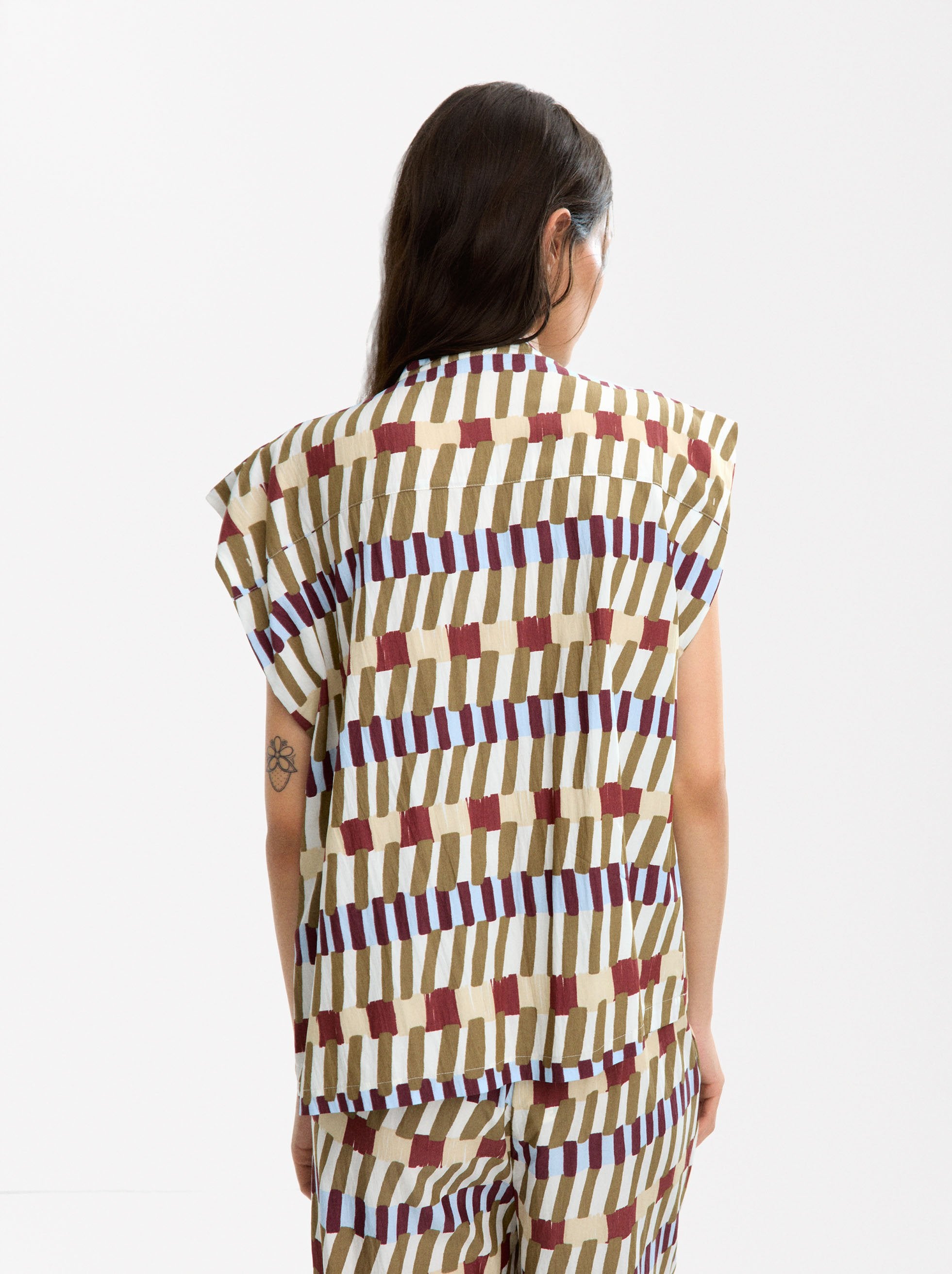 Top Estampado Con Cuello Mao