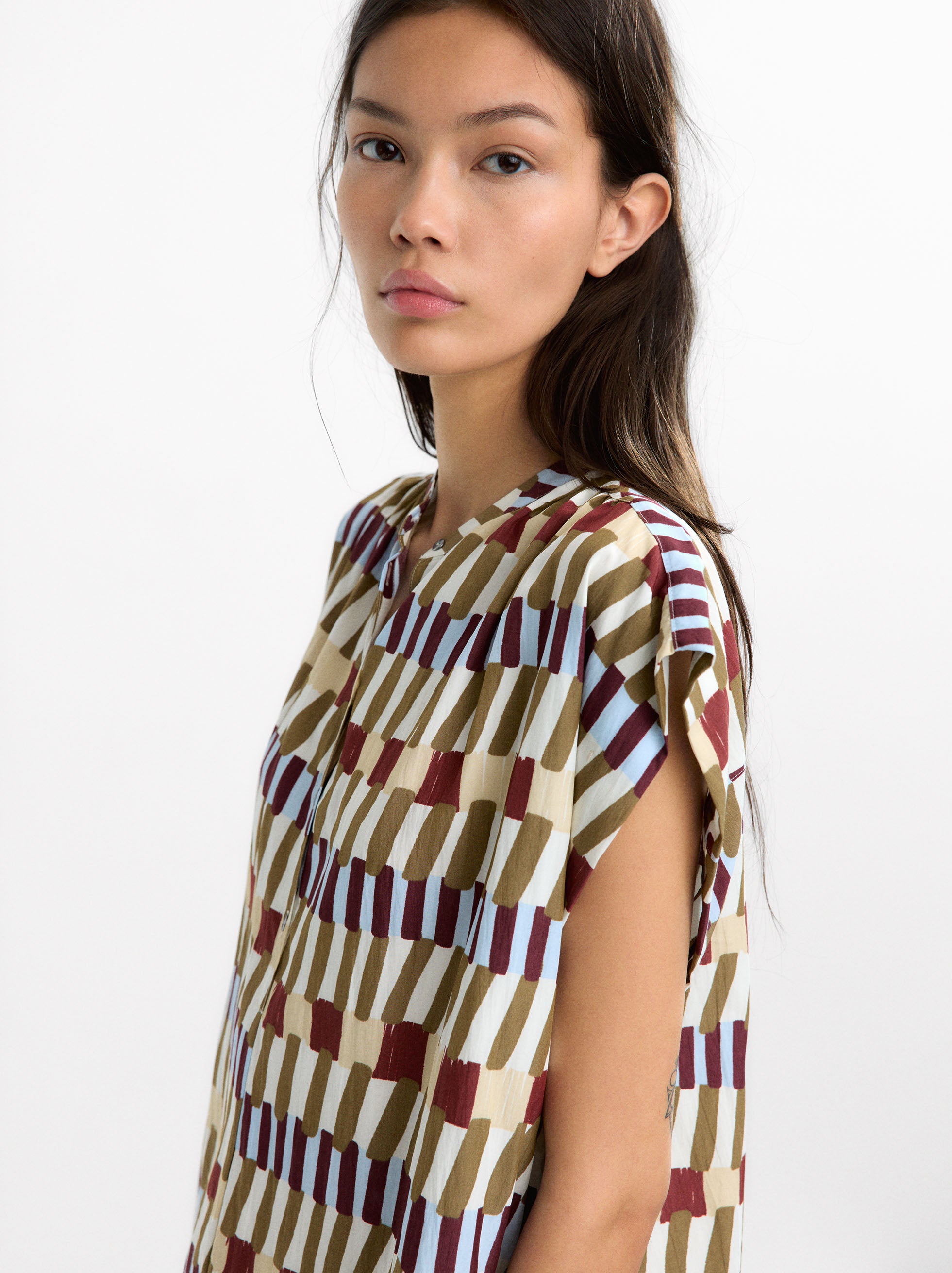 Top Estampado Con Cuello Mao