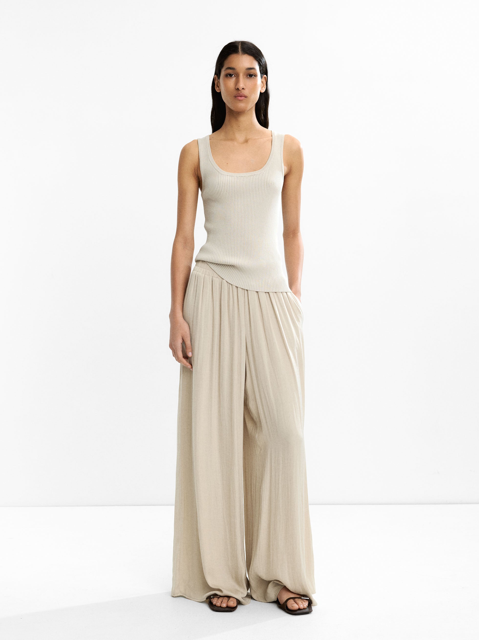 Pantalón Con Pliegues Y Textura