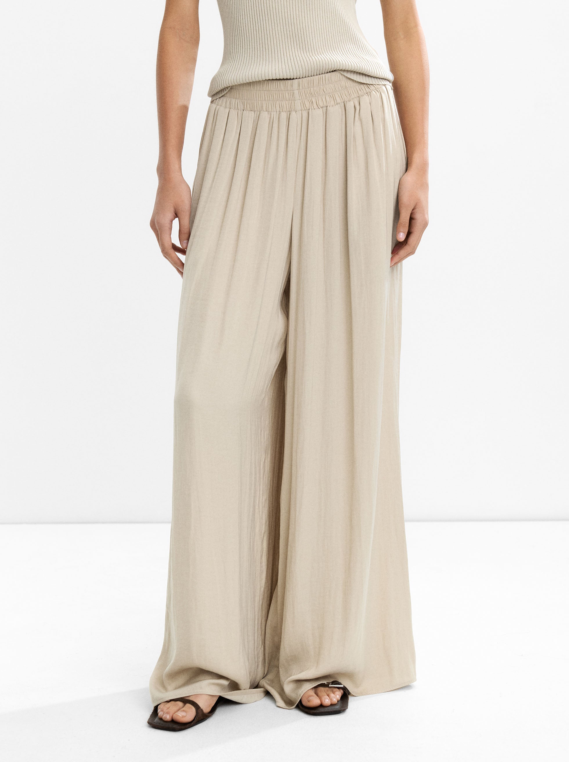 Pantalón Con Pliegues Y Textura