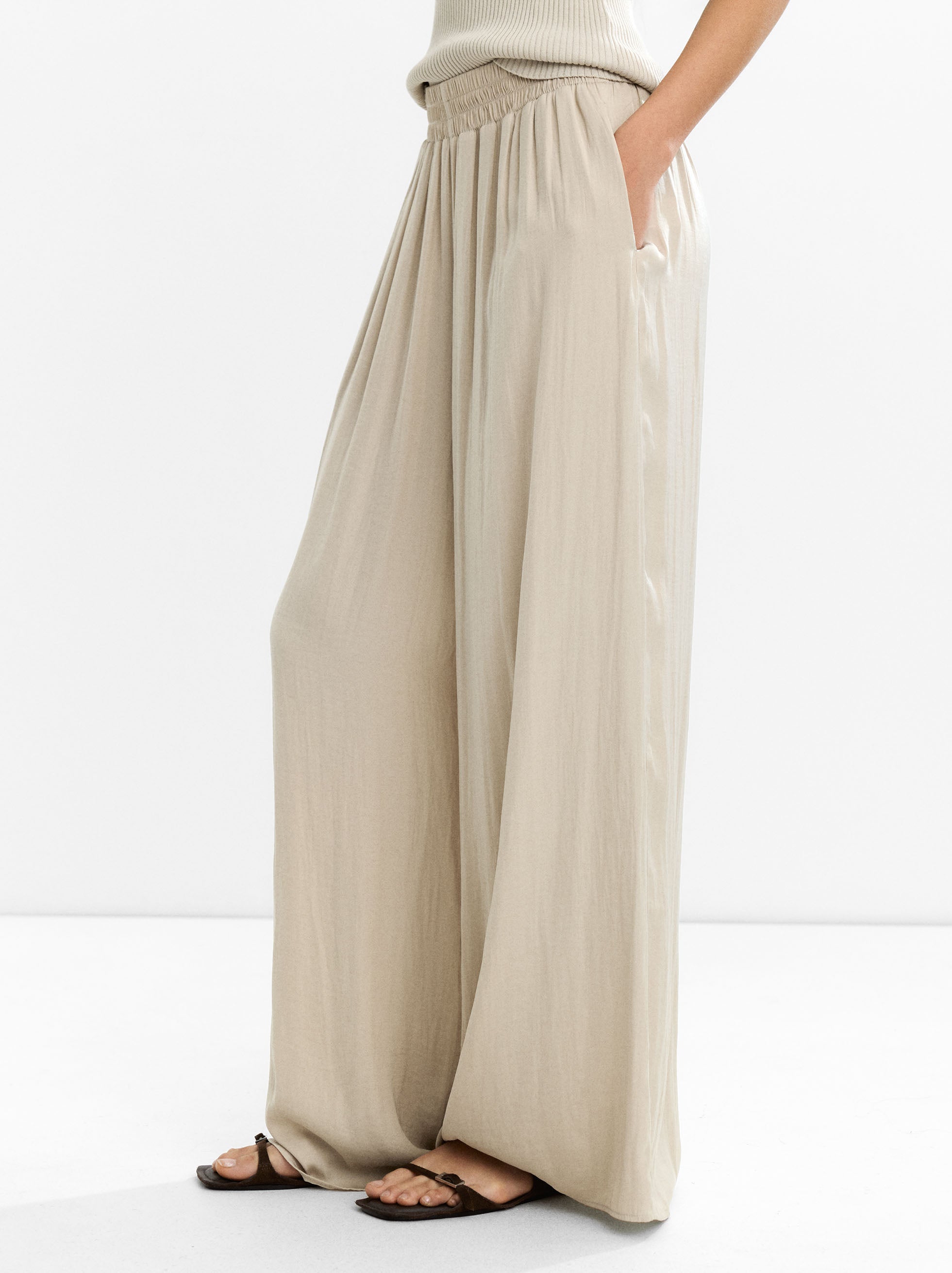 Pantalón Con Pliegues Y Textura