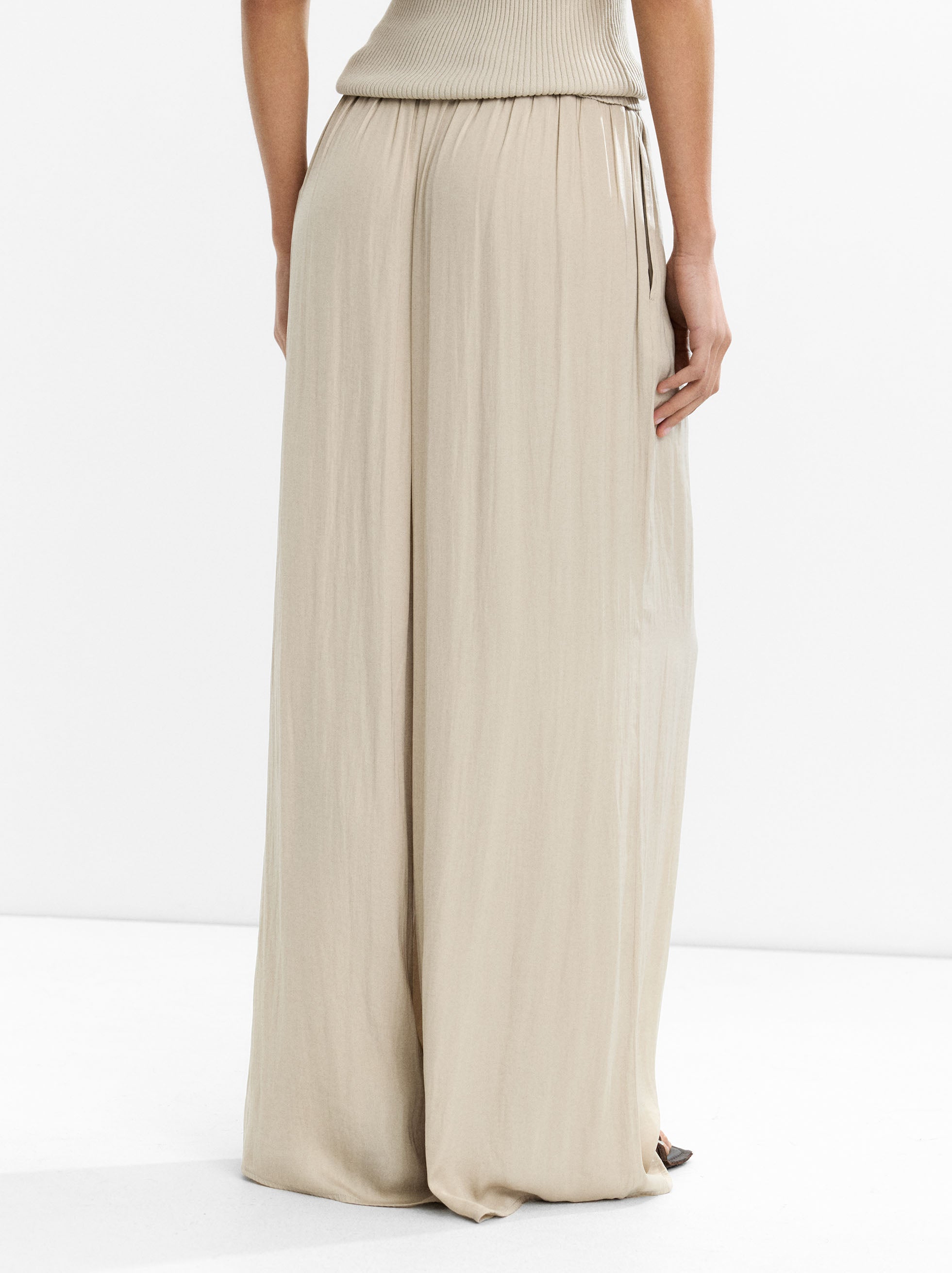 Pantalón Con Pliegues Y Textura