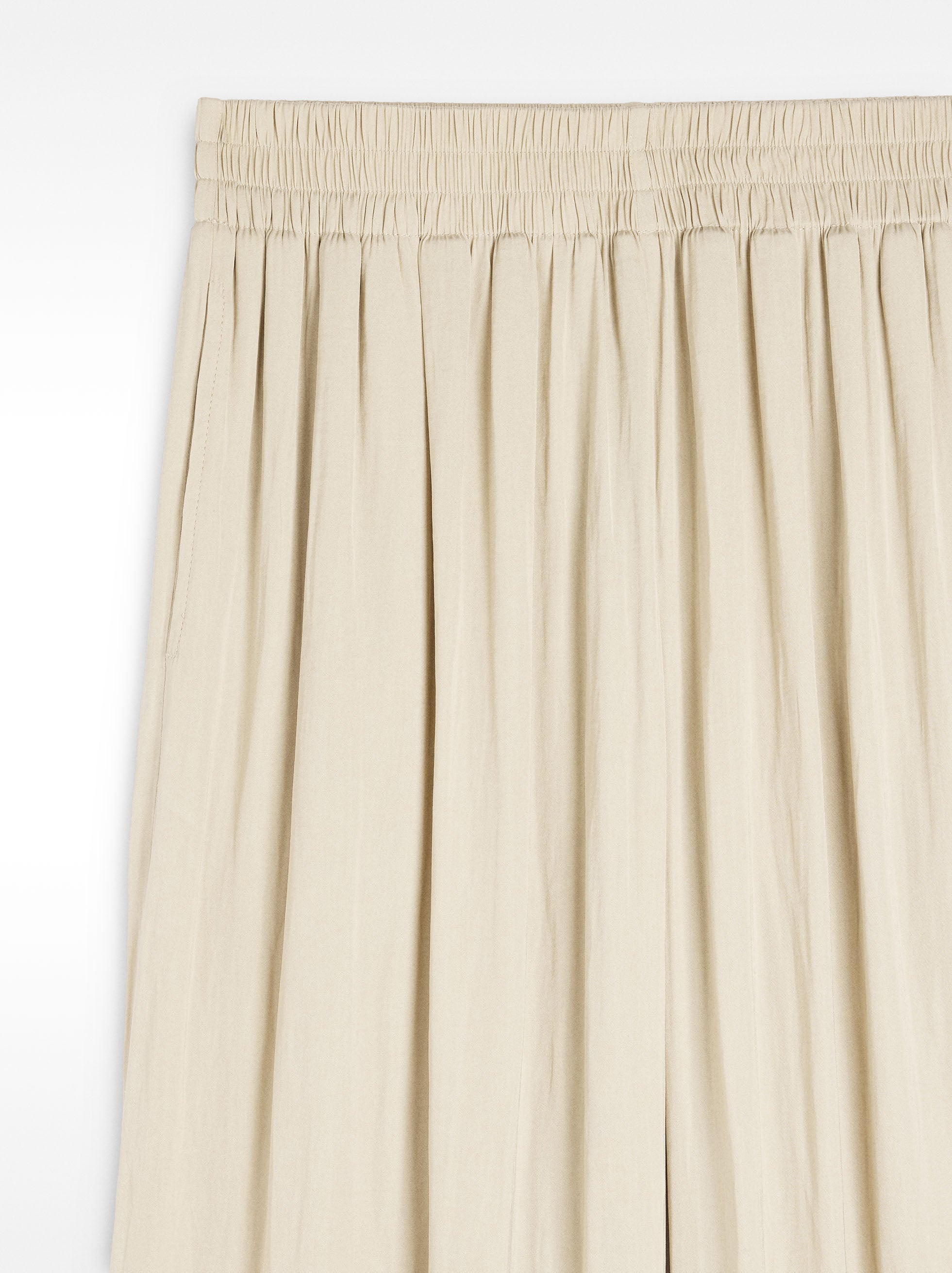 Pantalón Con Pliegues Y Textura