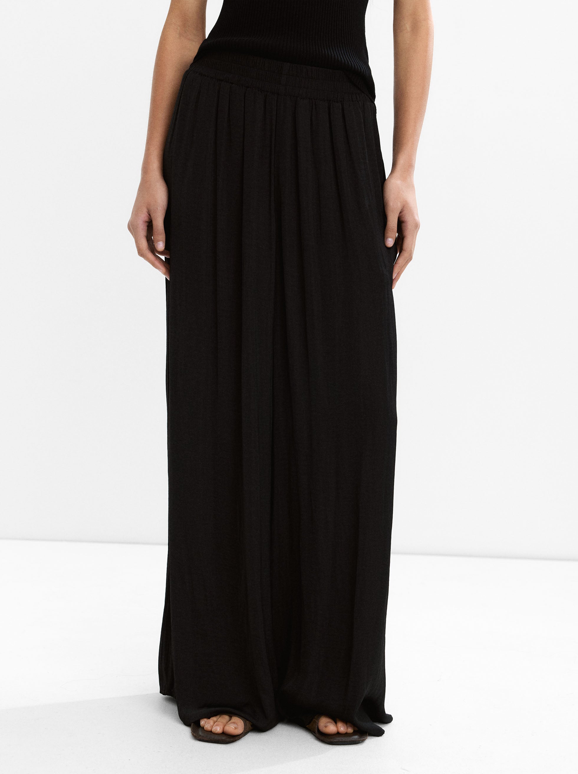 Pantalón Con Pliegues Y Textura