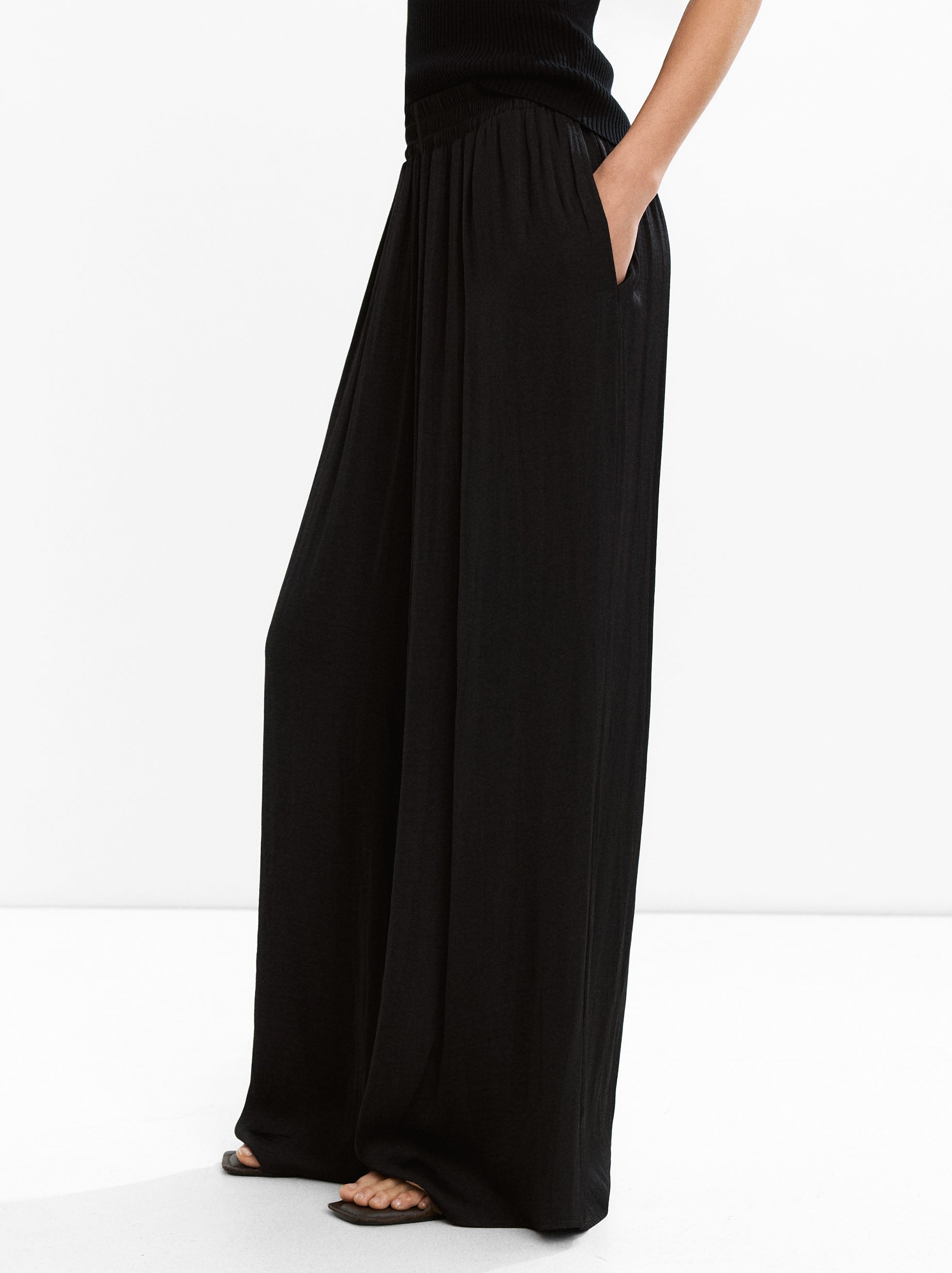 Pantalón Con Pliegues Y Textura