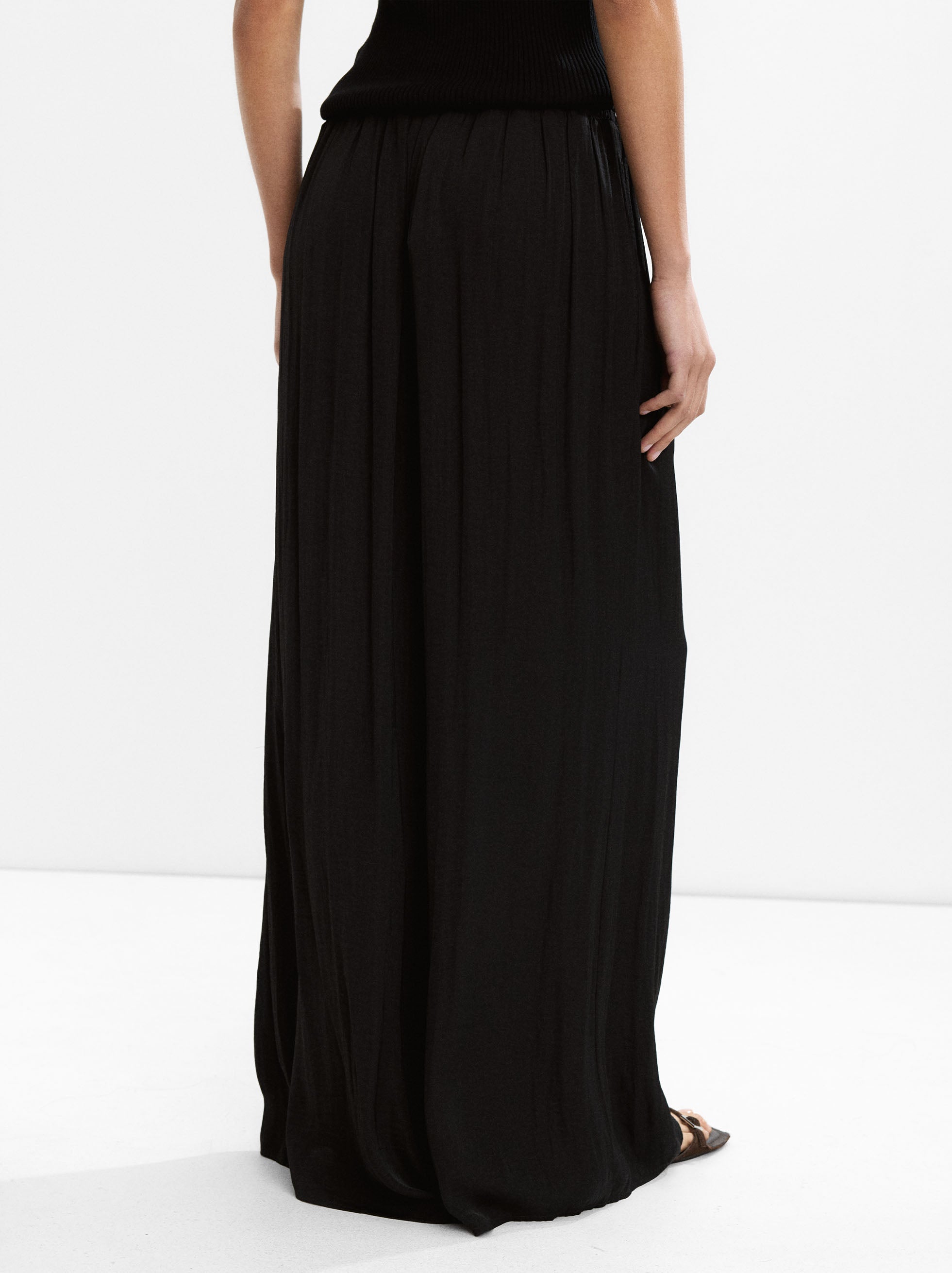 Pantalón Con Pliegues Y Textura