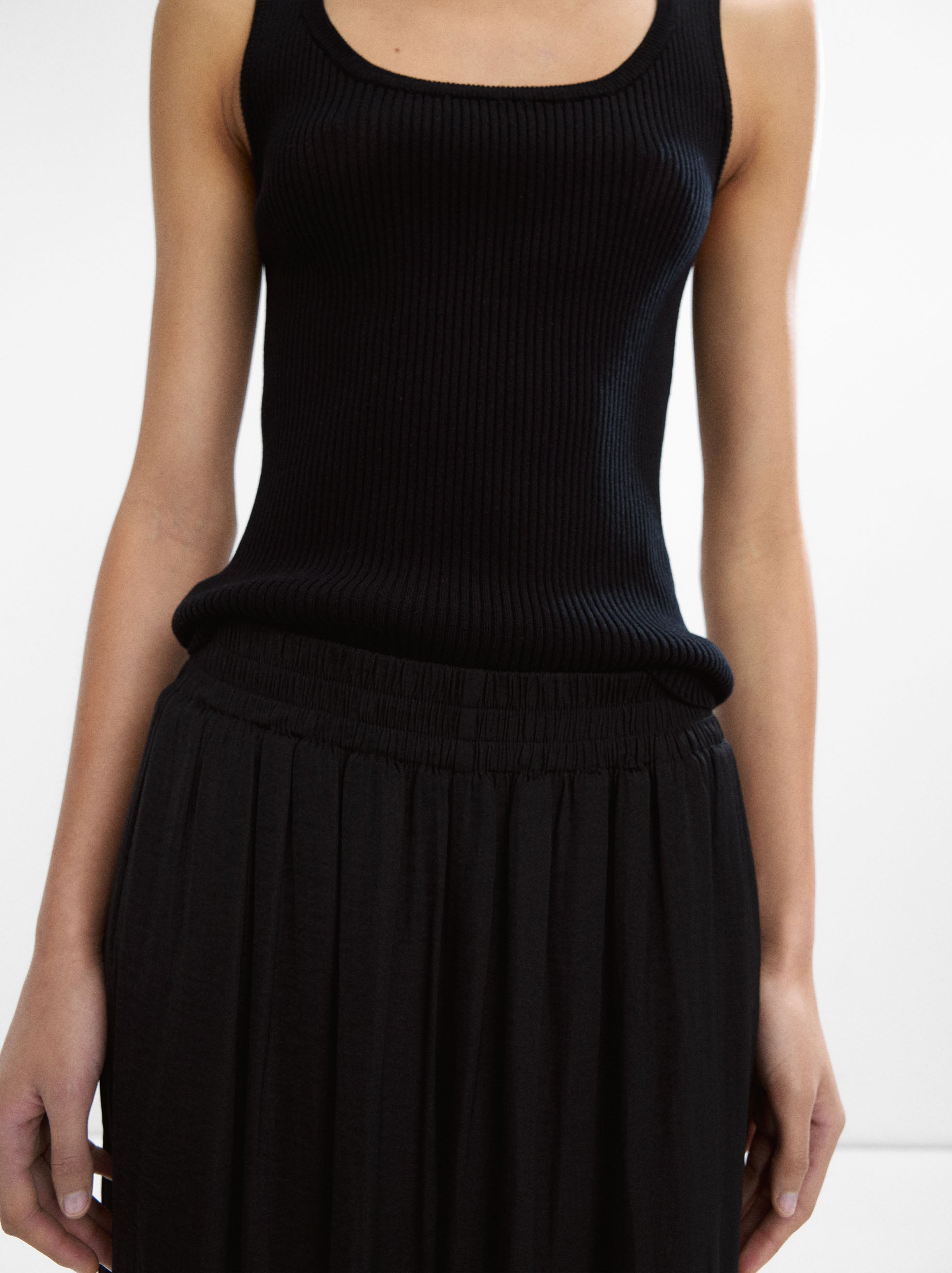 Pantalón Con Pliegues Y Textura