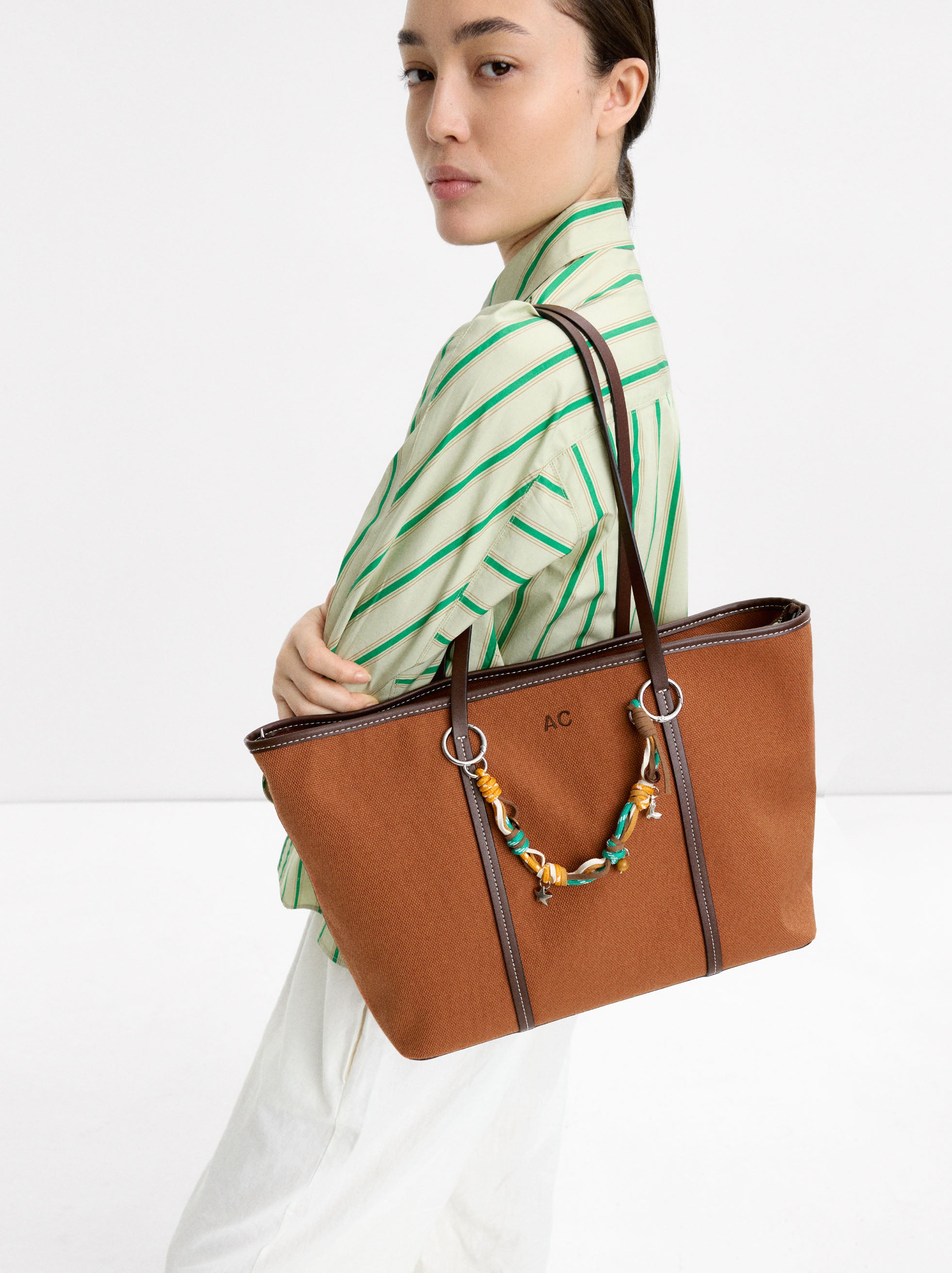 Bolso Shopper En Tejido Con Colgante