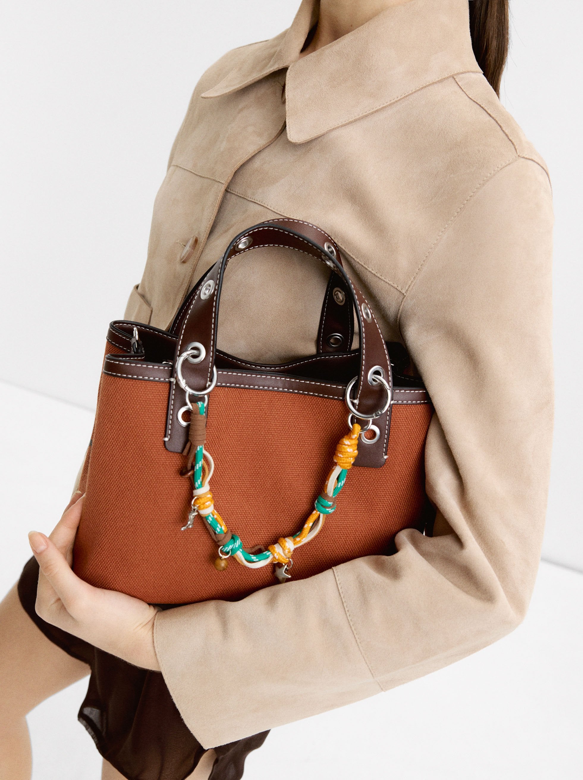 Bolso Tote En Tejido Con Colgante
