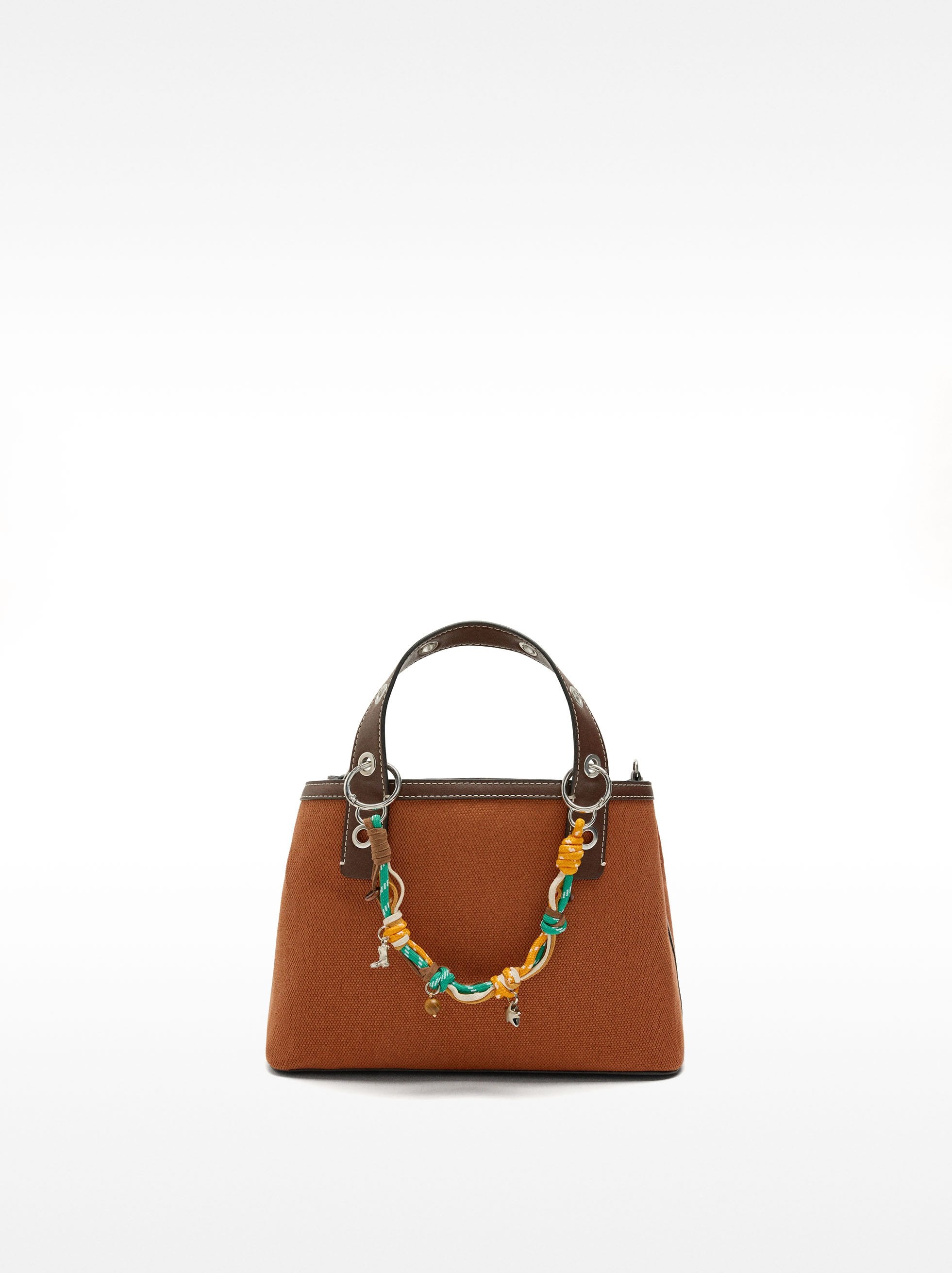 Bolso Tote En Tejido Con Colgante