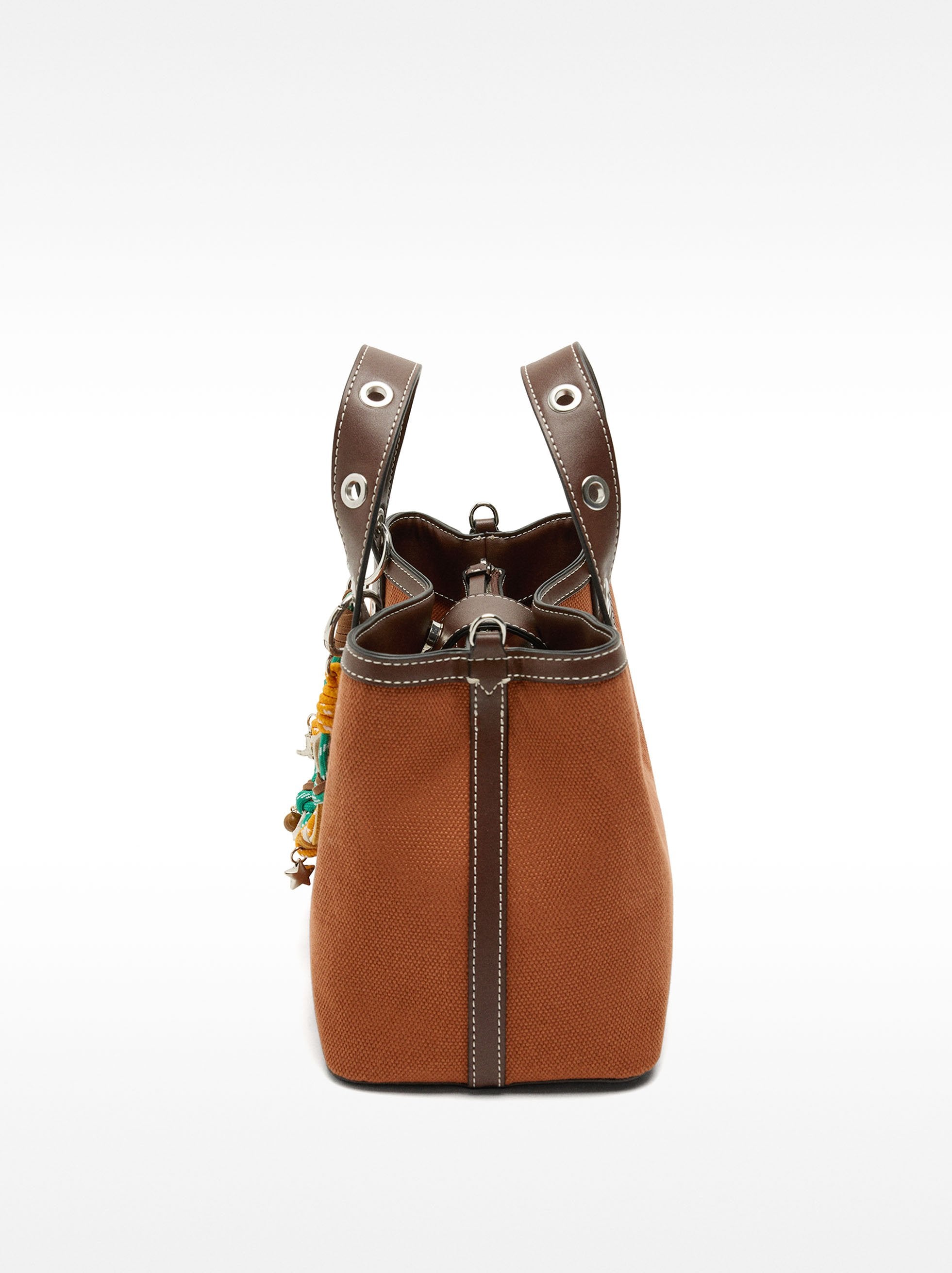 Bolso Tote En Tejido Con Colgante