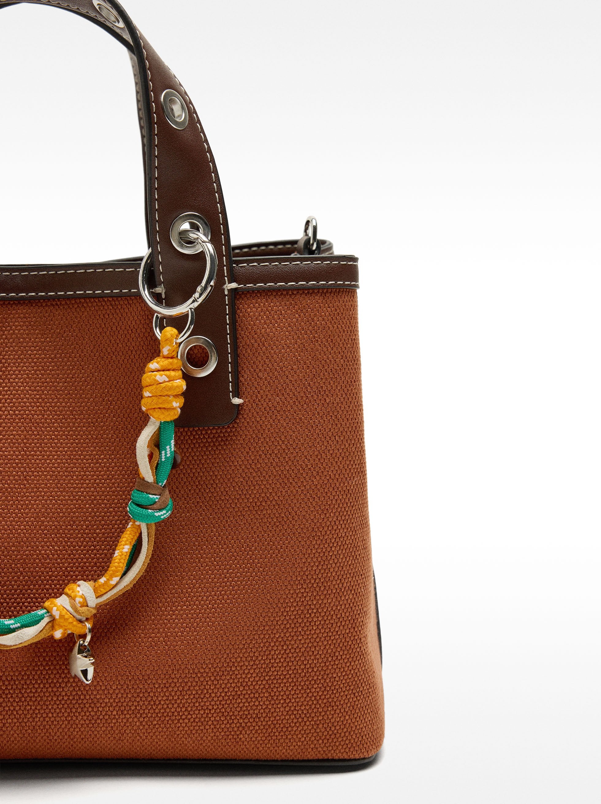 Bolso Tote En Tejido Con Colgante