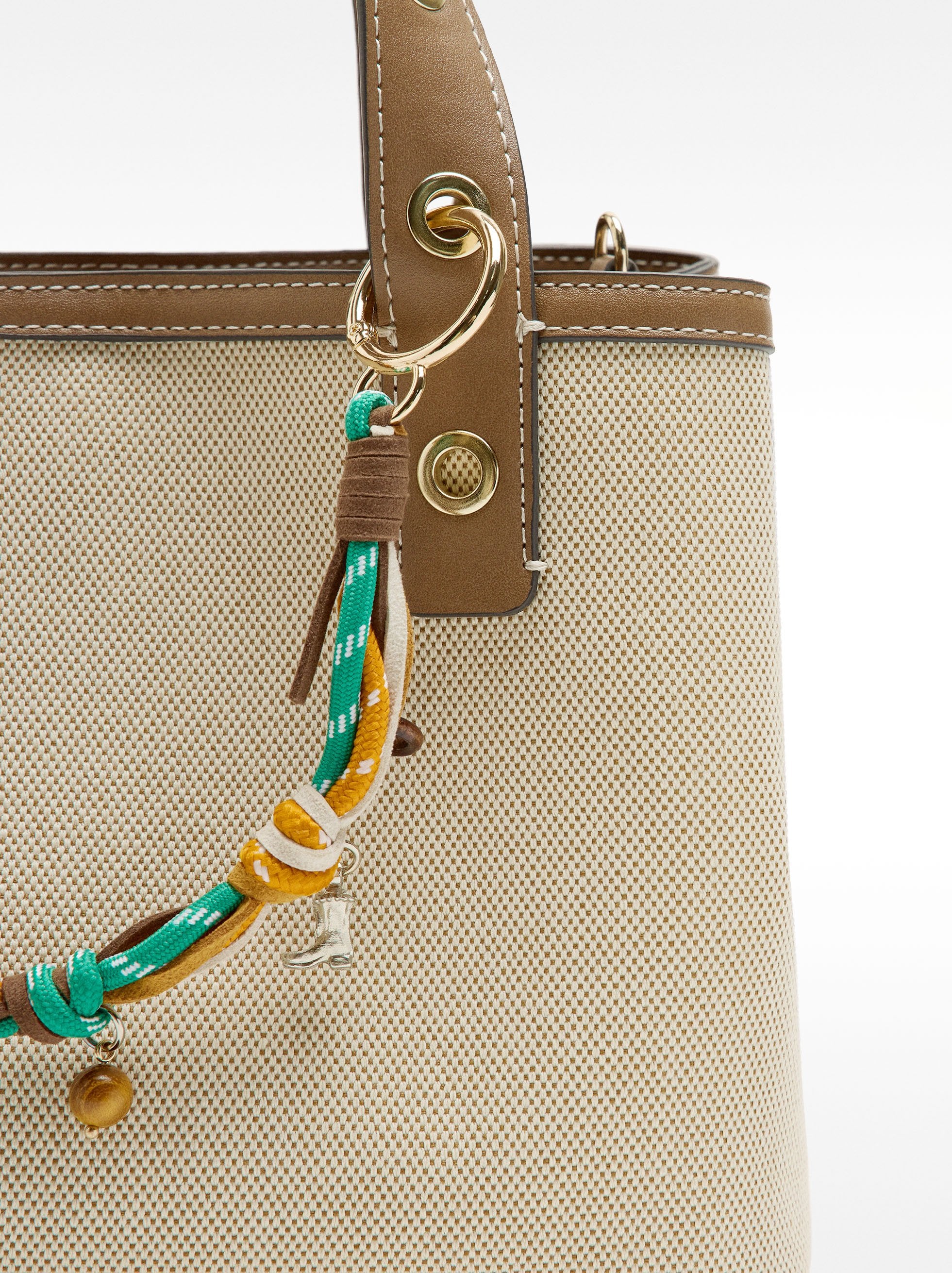 Bolso Tote En Tejido Con Colgante