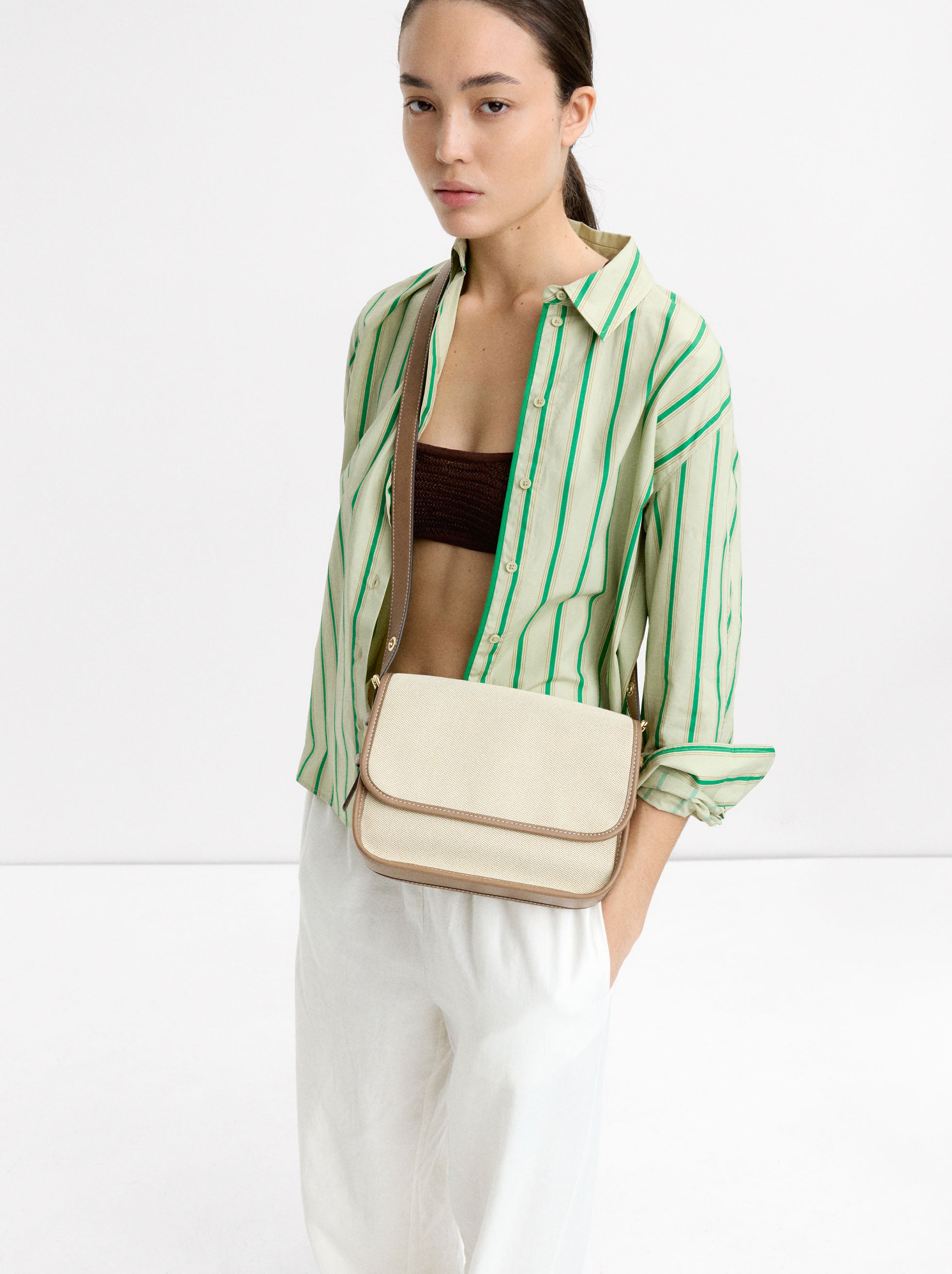 Bolso Bandolera En Tejido Con Cierre De Solapa