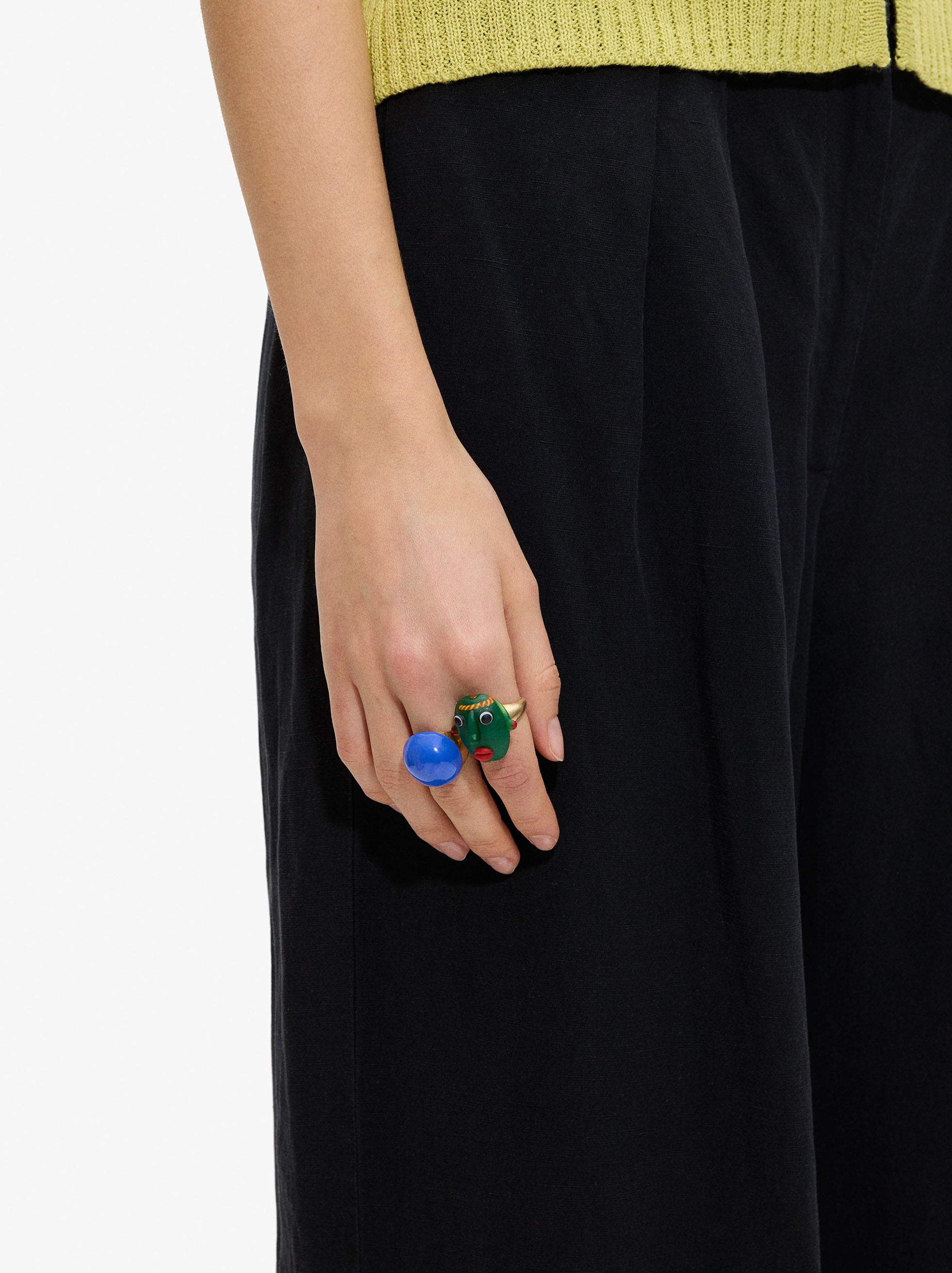 Anillo Redondeado Con Esmalte