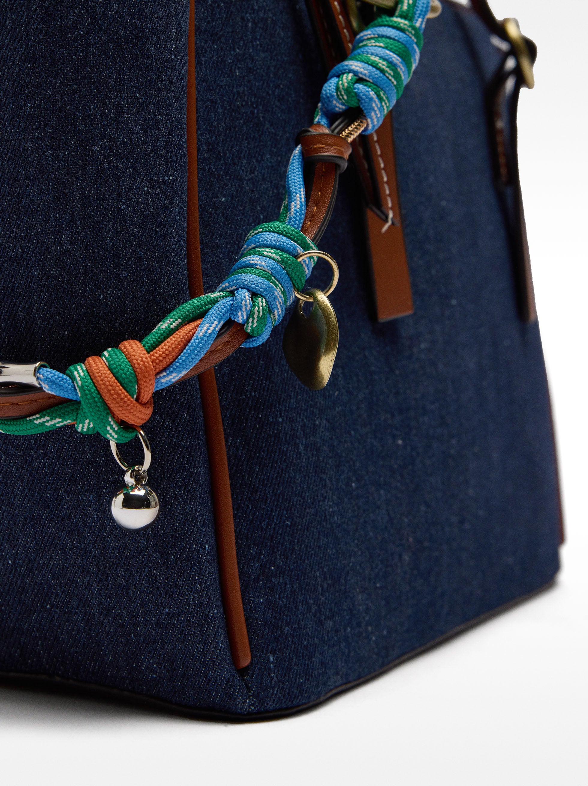 Bolso Tote De Denim Con Colgante