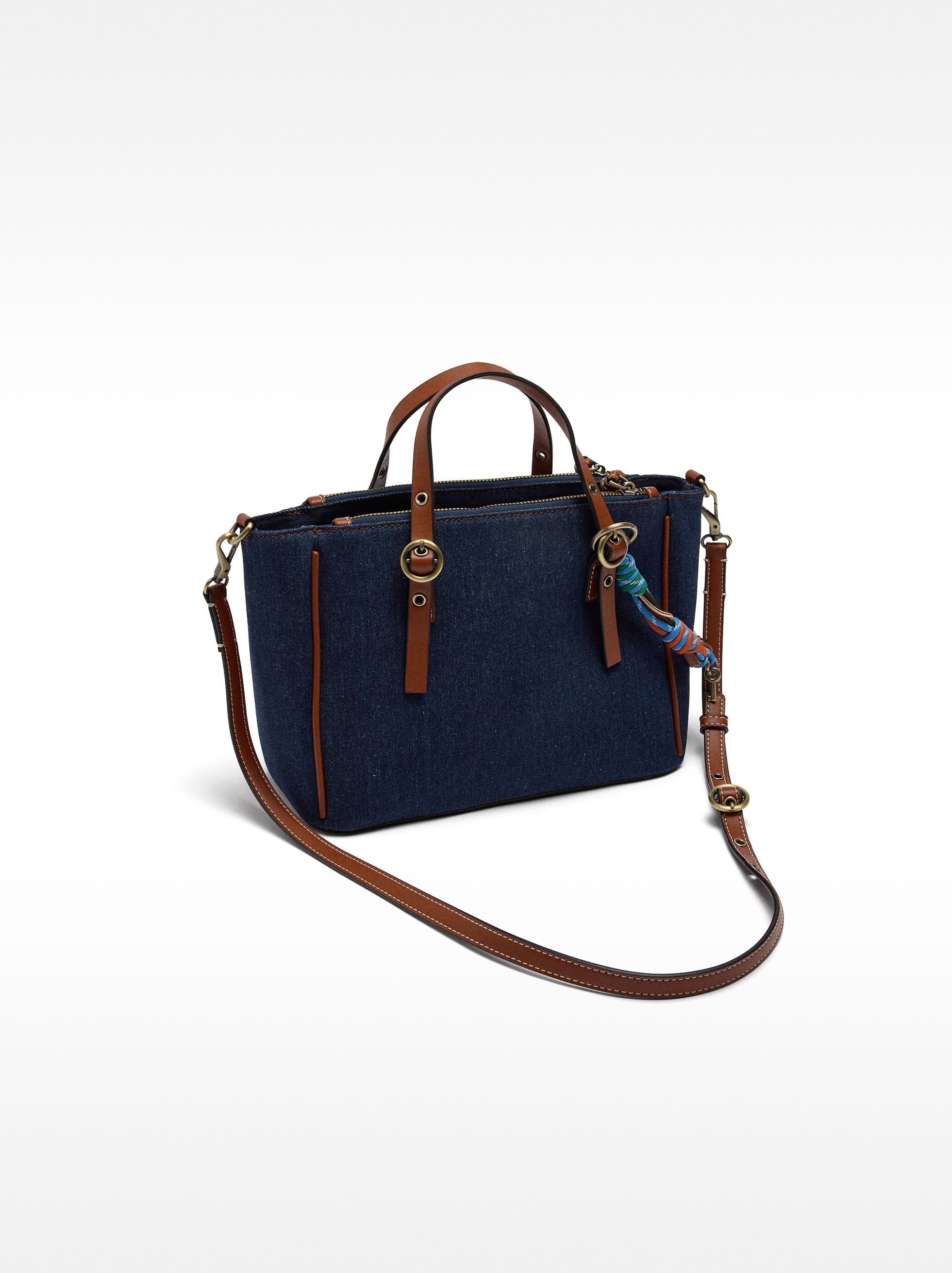 Bolso Tote De Denim Con Colgante