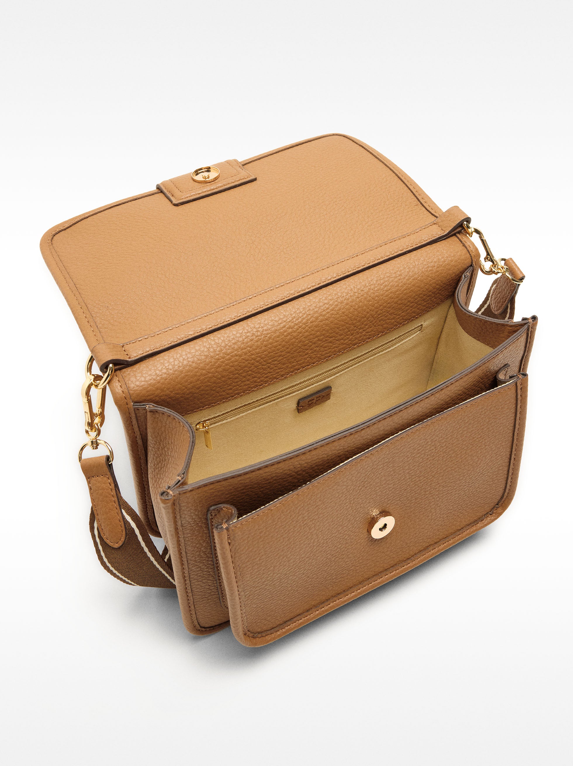 Bolso Bandolera Con Textura Y Solapa